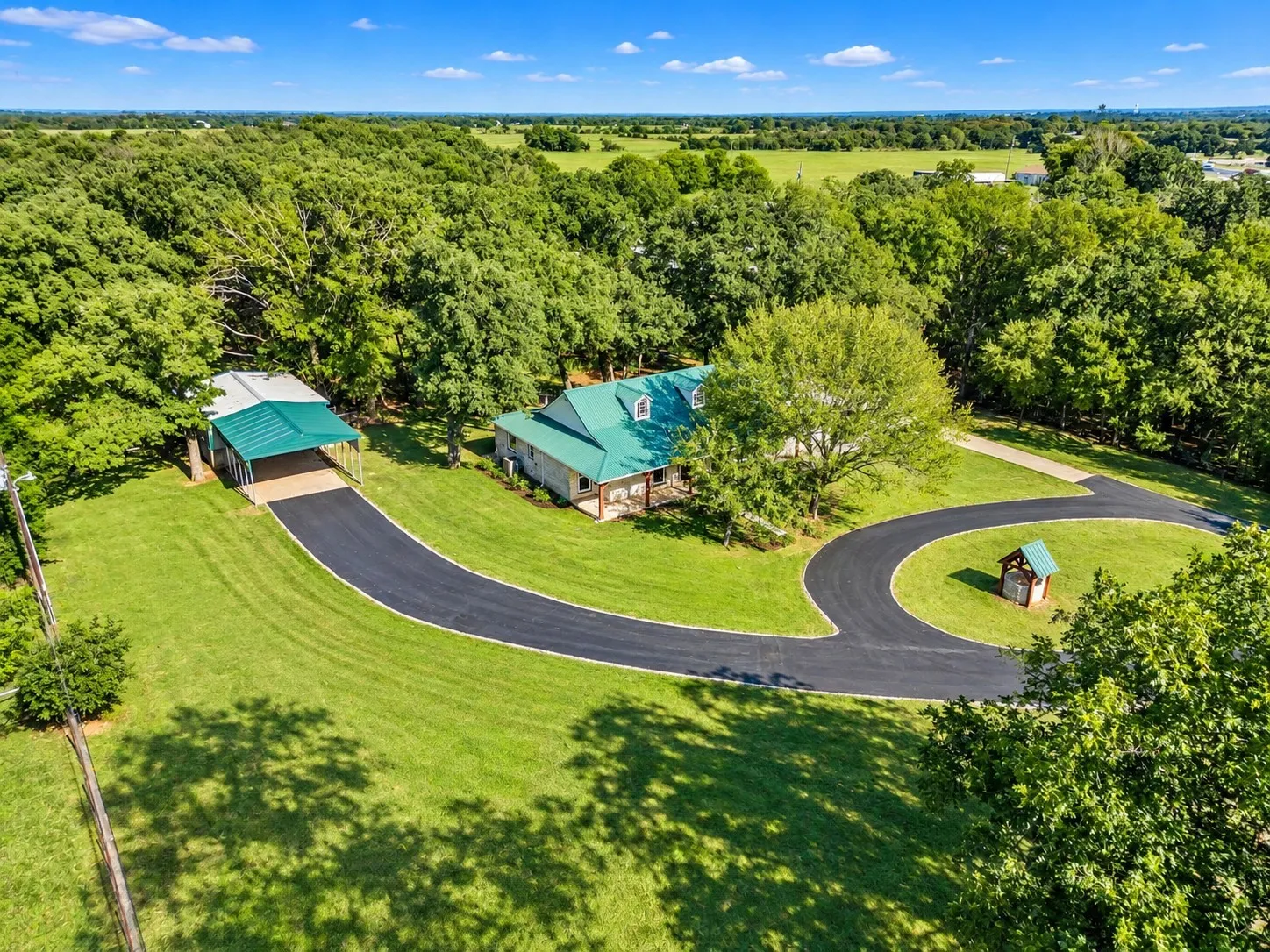 Single Family Residence For Sale in Johnson County , 6201 E Fm 4, Grandview, Texas 76050, 3 Bedroom, 2 Bathroom, 3 Garage spaces, 2,203 Sqft, built in 2001, mls#21406443, Real Estate Agent in Grandview, Homes For Sale in Johnson county, Homes For Sale in Grandview, Realtor in Grandview Texas, Real Estate Brokerage Independent Realty Texas, Luminita Cordes Realtor