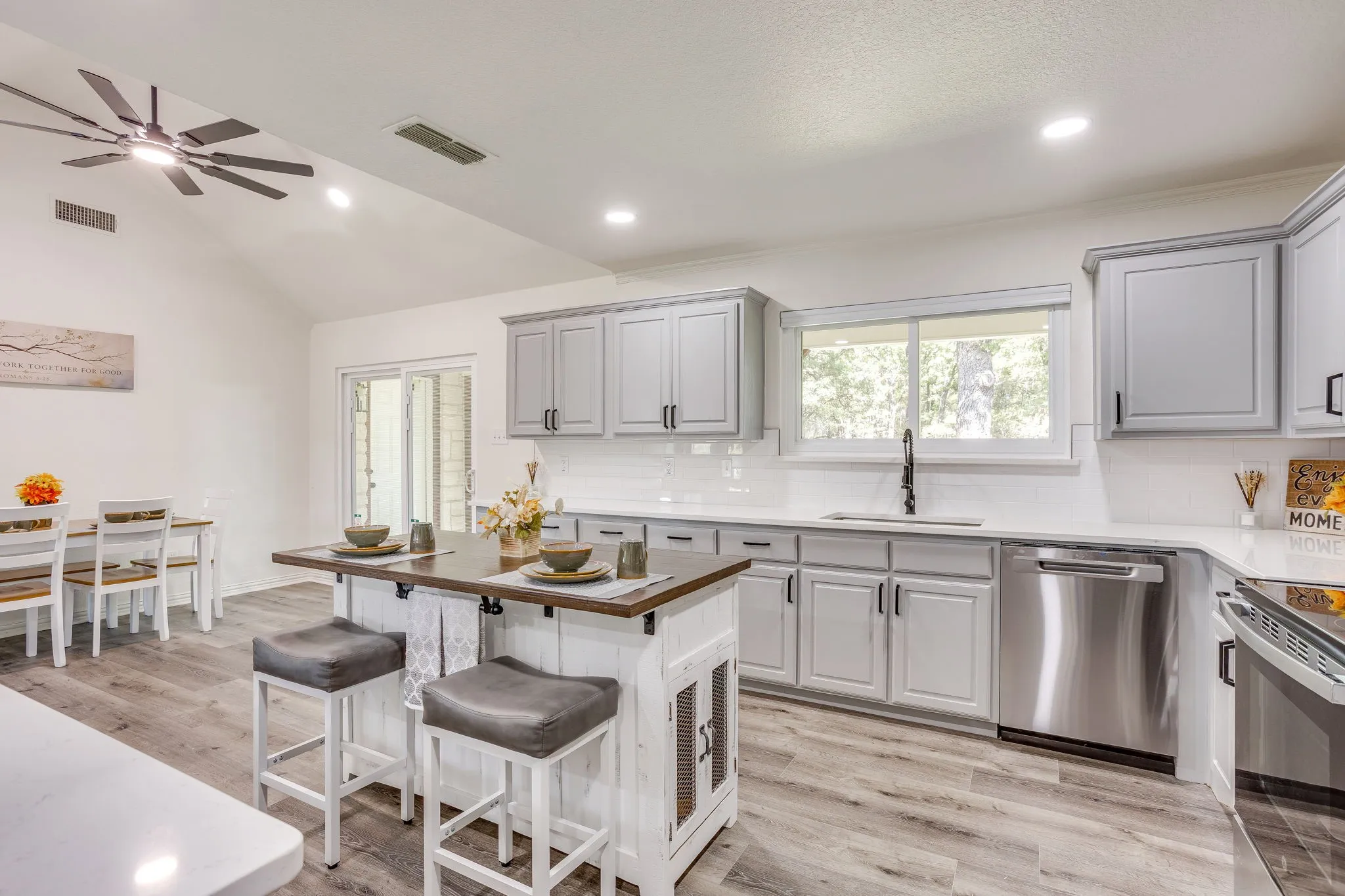 Single Family Residence For Sale in Johnson County , 6201 E Fm 4, Grandview, Texas 76050, 3 Bedroom, 2 Bathroom, 3 Garage spaces, 2,203 Sqft, built in 2001, mls#21406443, Real Estate Agent in Grandview, Homes For Sale in Johnson county, Homes For Sale in Grandview, Realtor in Grandview Texas, Real Estate Brokerage Independent Realty Texas, Luminita Cordes Realtor