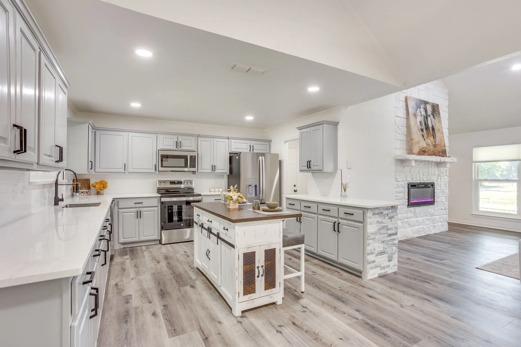 Single Family Residence For Sale in Johnson County , 6201 E Fm 4, Grandview, Texas 76050, 3 Bedroom, 2 Bathroom, 3 Garage spaces, 2,203 Sqft, built in 2001, mls#21406443, Real Estate Agent in Grandview, Homes For Sale in Johnson county, Homes For Sale in Grandview, Realtor in Grandview Texas, Real Estate Brokerage Independent Realty Texas, Luminita Cordes Realtor