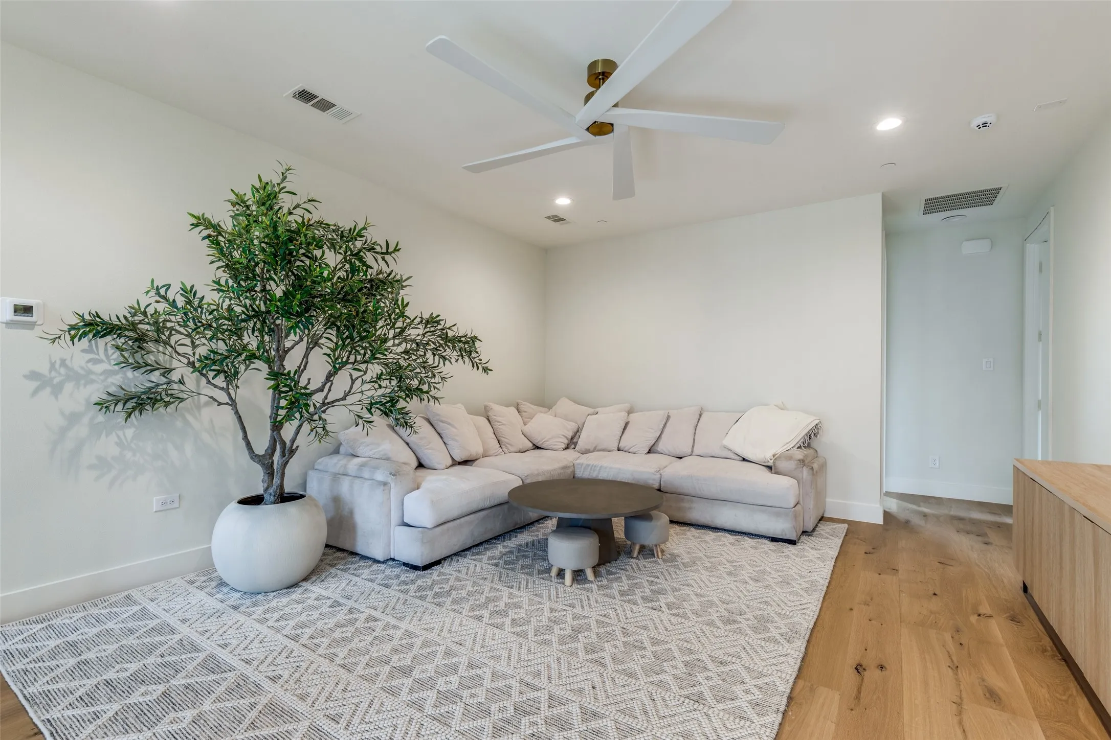 Single Family Residence For Rent in Dallas County , 5441 Sewanee Avenue, Highland Park, Texas 75205, 4 Bedroom, 5 Bathroom, 2 Garage spaces, 5,003 Sqft, built in 2024, mls#21408316, Real Estate Agent in Highland Park, Homes For Rent in Dallas county, Homes For Rent in Highland Park, Realtor in Highland Park Texas, Real Estate Brokerage Independent Realty Texas, Luminita Cordes Realtor