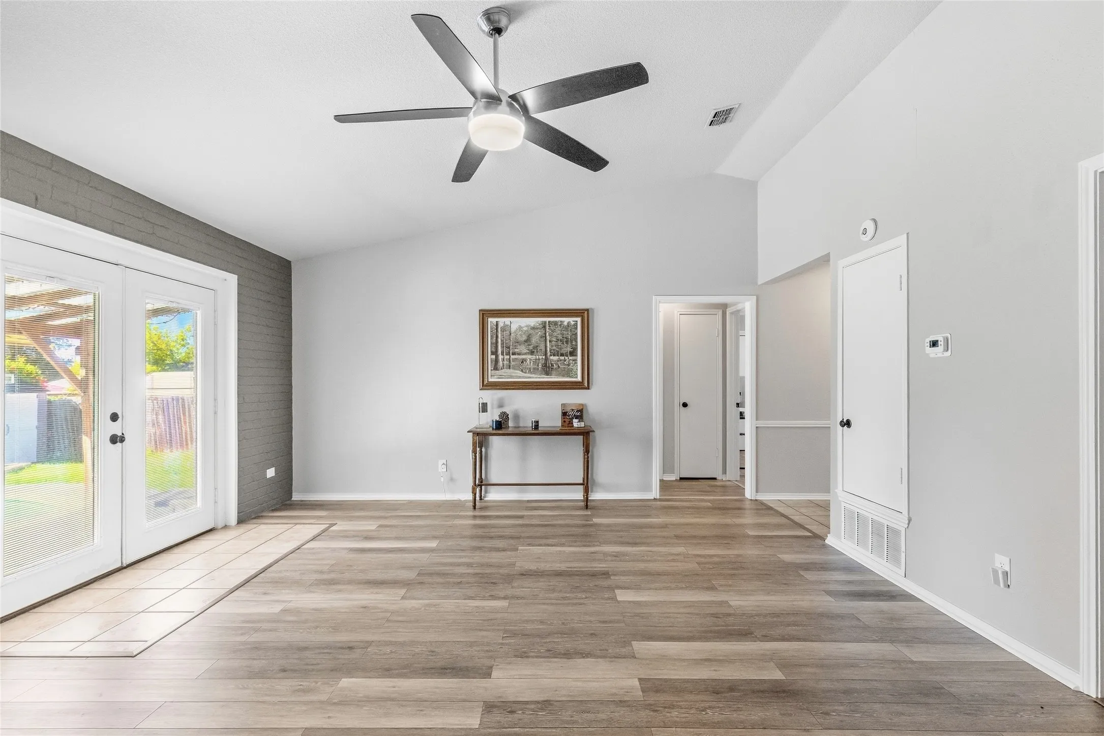 Single Family Residence For Sale in Hunt County , 5010 Utah Street, Greenville, Texas 75402, 3 Bedroom, 2 Bathroom, 2 Garage spaces, 1,422 Sqft, built in 1986, mls#21408165, Real Estate Agent in Greenville, Homes For Sale in Hunt county, Homes For Sale in Greenville, Realtor in Greenville Texas, Real Estate Brokerage Independent Realty Texas, Luminita Cordes Realtor