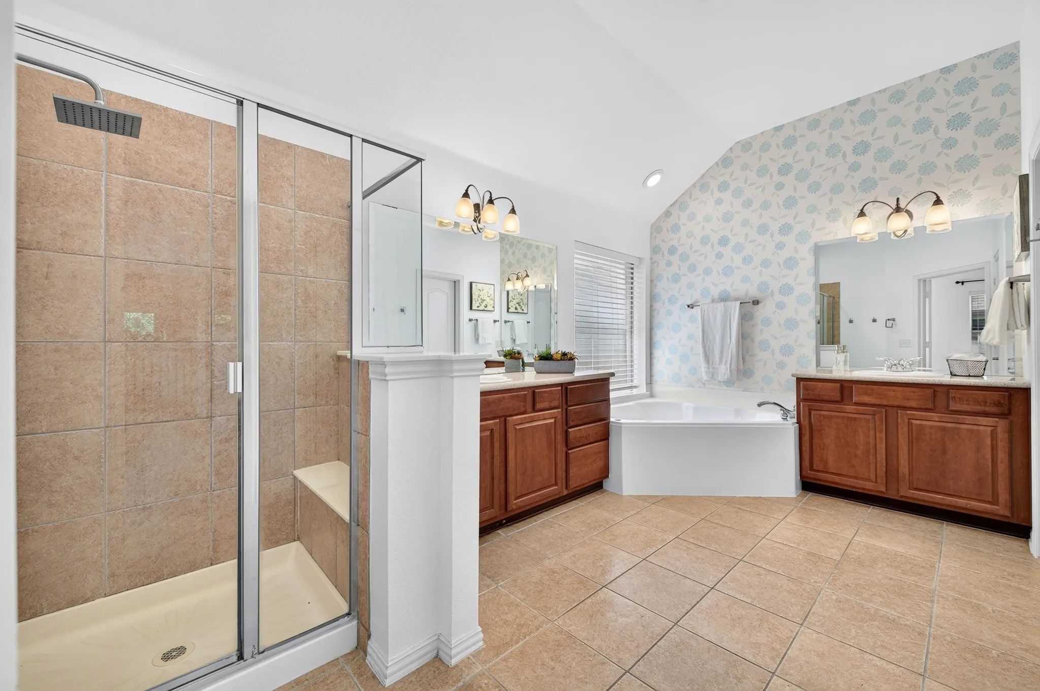 Single Family Residence For Rent in Collin County , 10906 Ascot Drive, Frisco, Texas 75033, 5 Bedroom, 3 Bathroom, 2 Garage spaces, 3,147 Sqft, built in 2006, mls#21408320, Real Estate Agent in Frisco, Homes For Rent in Collin county, Homes For Rent in Frisco, Realtor in Frisco Texas, Real Estate Brokerage Independent Realty Texas, Luminita Cordes Realtor
