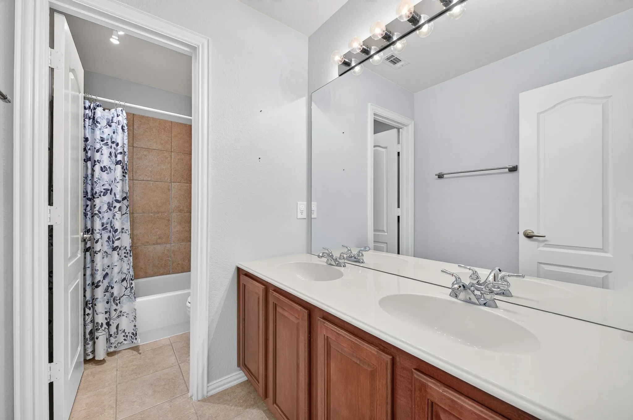 Single Family Residence For Rent in Collin County , 10906 Ascot Drive, Frisco, Texas 75033, 5 Bedroom, 3 Bathroom, 2 Garage spaces, 3,147 Sqft, built in 2006, mls#21408320, Real Estate Agent in Frisco, Homes For Rent in Collin county, Homes For Rent in Frisco, Realtor in Frisco Texas, Real Estate Brokerage Independent Realty Texas, Luminita Cordes Realtor