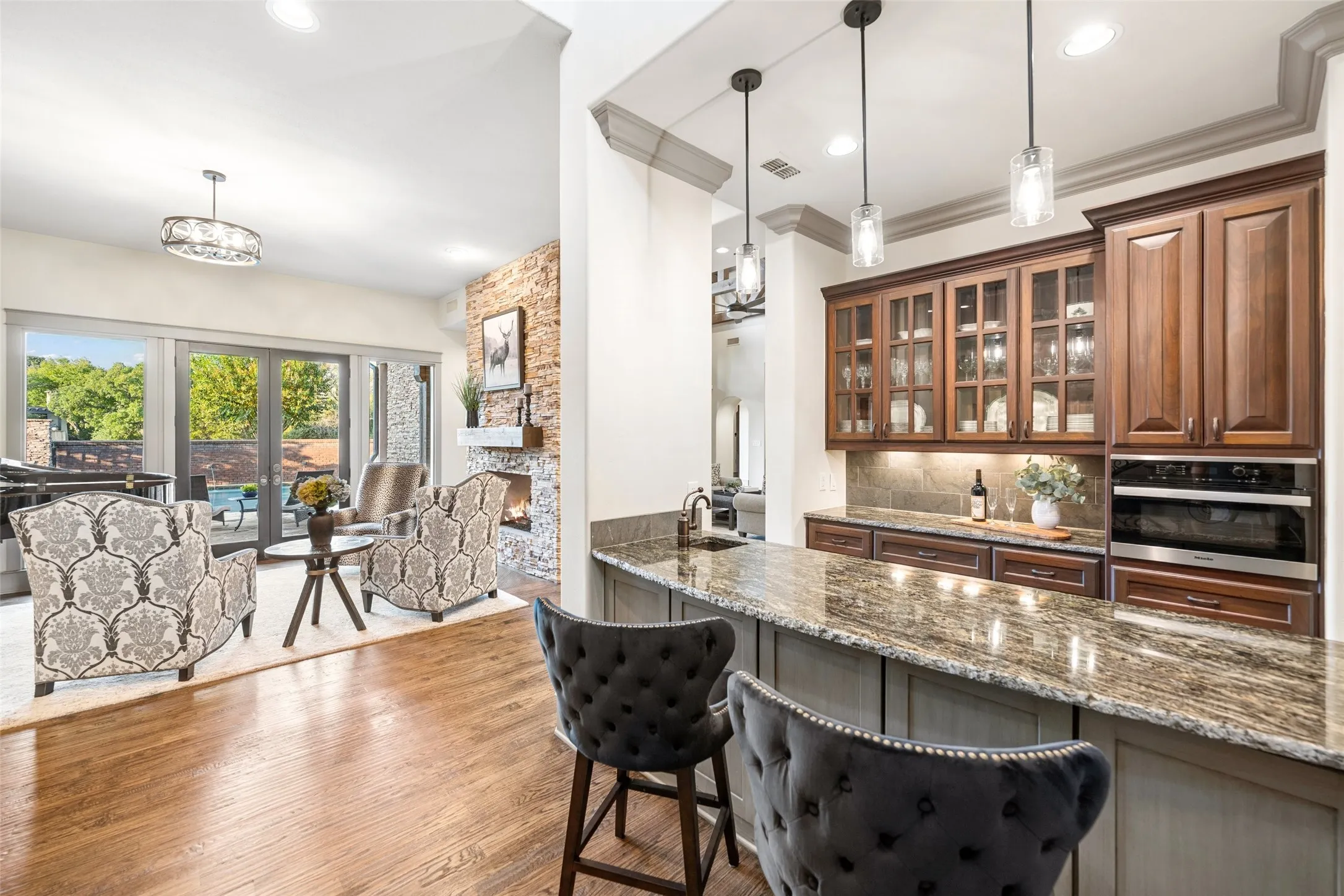 Wet bar perfect for entertaining with Miele appliances