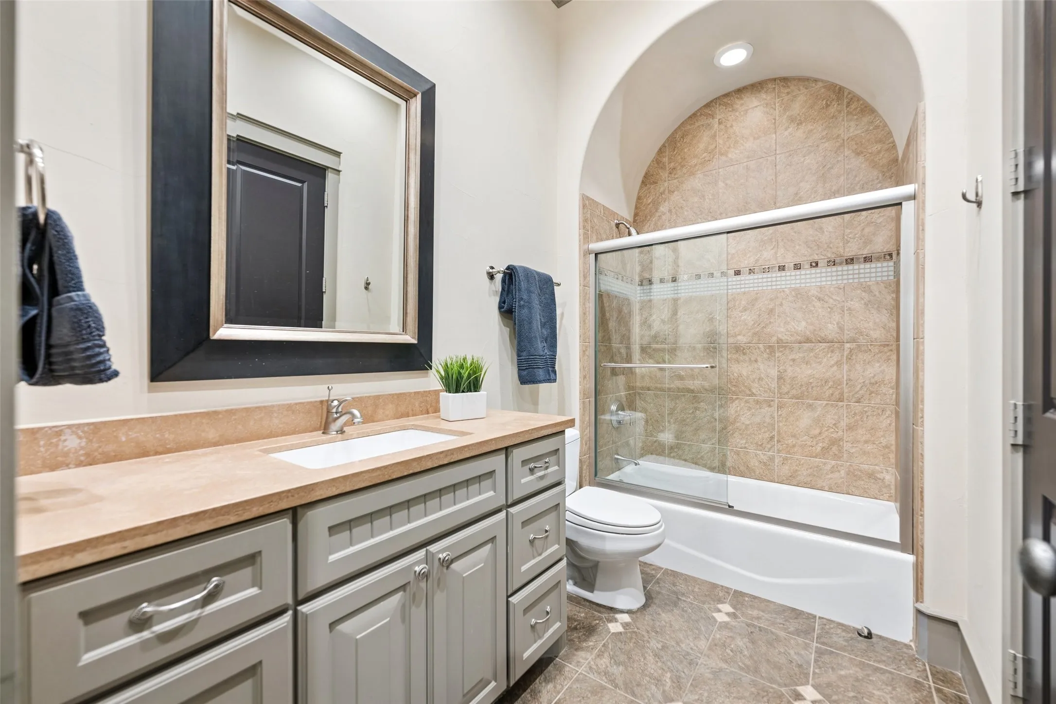 First floor ensuite bathroom.