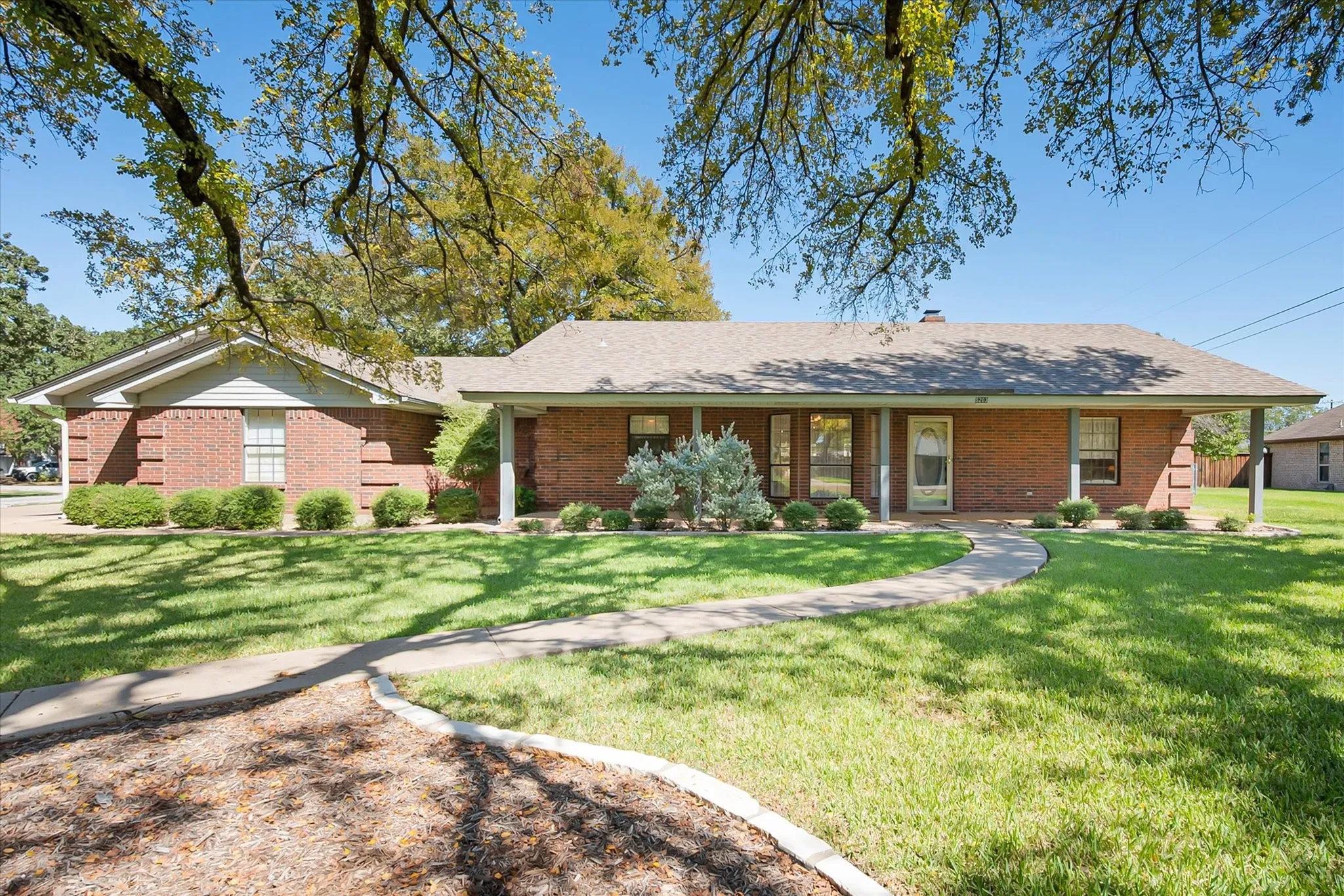 Single Family Residence For Sale in Hood County , 5203 Thunderbird Trail, De Cordova, Texas 76049, 3 Bedroom, 2 Bathroom, 2 Garage spaces, 1,802 Sqft, built in 1987, mls#21407746, Real Estate Agent in De Cordova, Homes For Sale in Hood county, Homes For Sale in De Cordova, Realtor in De Cordova Texas, Real Estate Brokerage Independent Realty Texas, Luminita Cordes Realtor