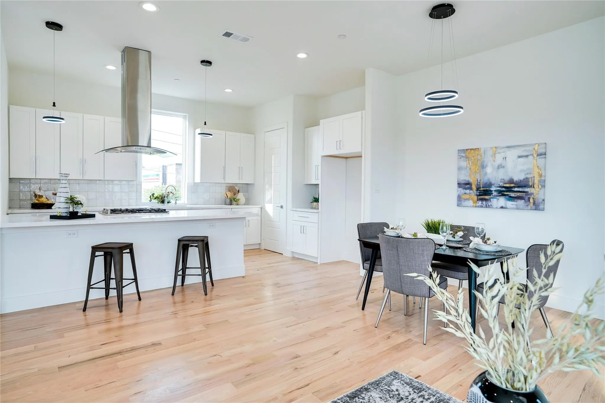Townhouse For Rent in Dallas County , 1612 Bennett Avenue 105, Dallas, Texas 75206, 1 Bedroom, 2 Bathroom, 2 Garage spaces, 1,246 Sqft, built in 2022, mls#21408306, Real Estate Agent in Dallas, Homes For Rent in Dallas county, Homes For Rent in Dallas, Realtor in Dallas Texas, Real Estate Brokerage Independent Realty Texas, Luminita Cordes Realtor