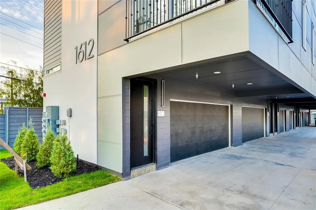 Townhouse For Rent in Dallas County , 1612 Bennett Avenue 105, Dallas, Texas 75206, 1 Bedroom, 2 Bathroom, 2 Garage spaces, 1,246 Sqft, built in 2022, mls#21408306, Real Estate Agent in Dallas, Homes For Rent in Dallas county, Homes For Rent in Dallas, Realtor in Dallas Texas, Real Estate Brokerage Independent Realty Texas, Luminita Cordes Realtor