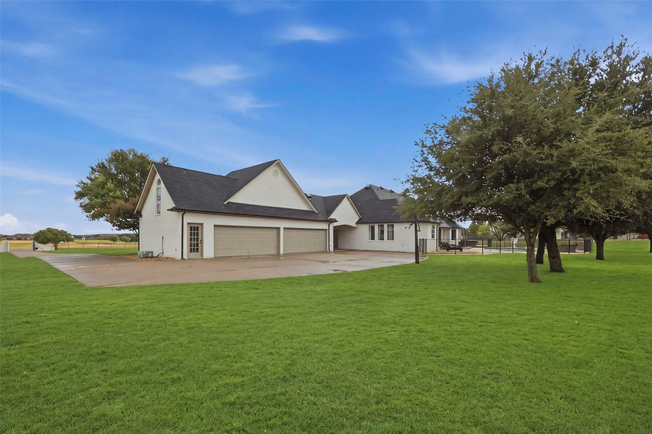 Single Family Residence For Sale in Parker County , 106 Bear Path Trail, Fort Worth, Texas 76126, 4 Bedroom, 5 Bathroom, 4 Garage spaces, 3,722 Sqft, built in 2000, mls#21408329, Real Estate Agent in Fort Worth, Homes For Sale in Parker county, Homes For Sale in Fort Worth, Realtor in Fort Worth Texas, Real Estate Brokerage Independent Realty Texas, Luminita Cordes Realtor