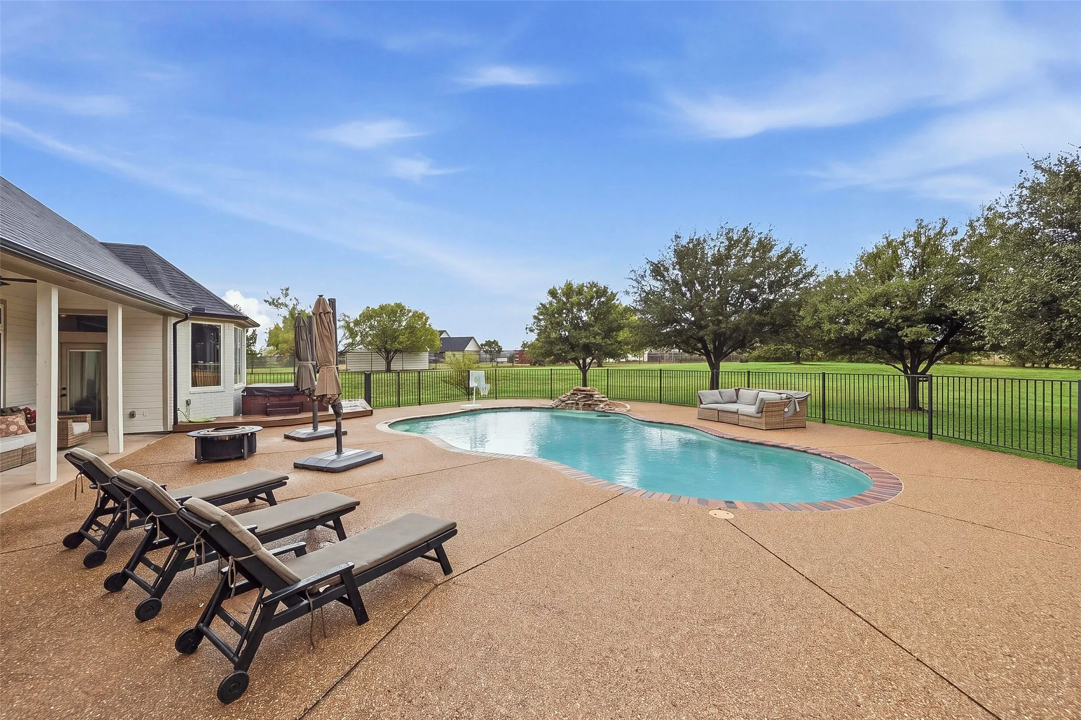 Single Family Residence For Sale in Parker County , 106 Bear Path Trail, Fort Worth, Texas 76126, 4 Bedroom, 5 Bathroom, 4 Garage spaces, 3,722 Sqft, built in 2000, mls#21408329, Real Estate Agent in Fort Worth, Homes For Sale in Parker county, Homes For Sale in Fort Worth, Realtor in Fort Worth Texas, Real Estate Brokerage Independent Realty Texas, Luminita Cordes Realtor