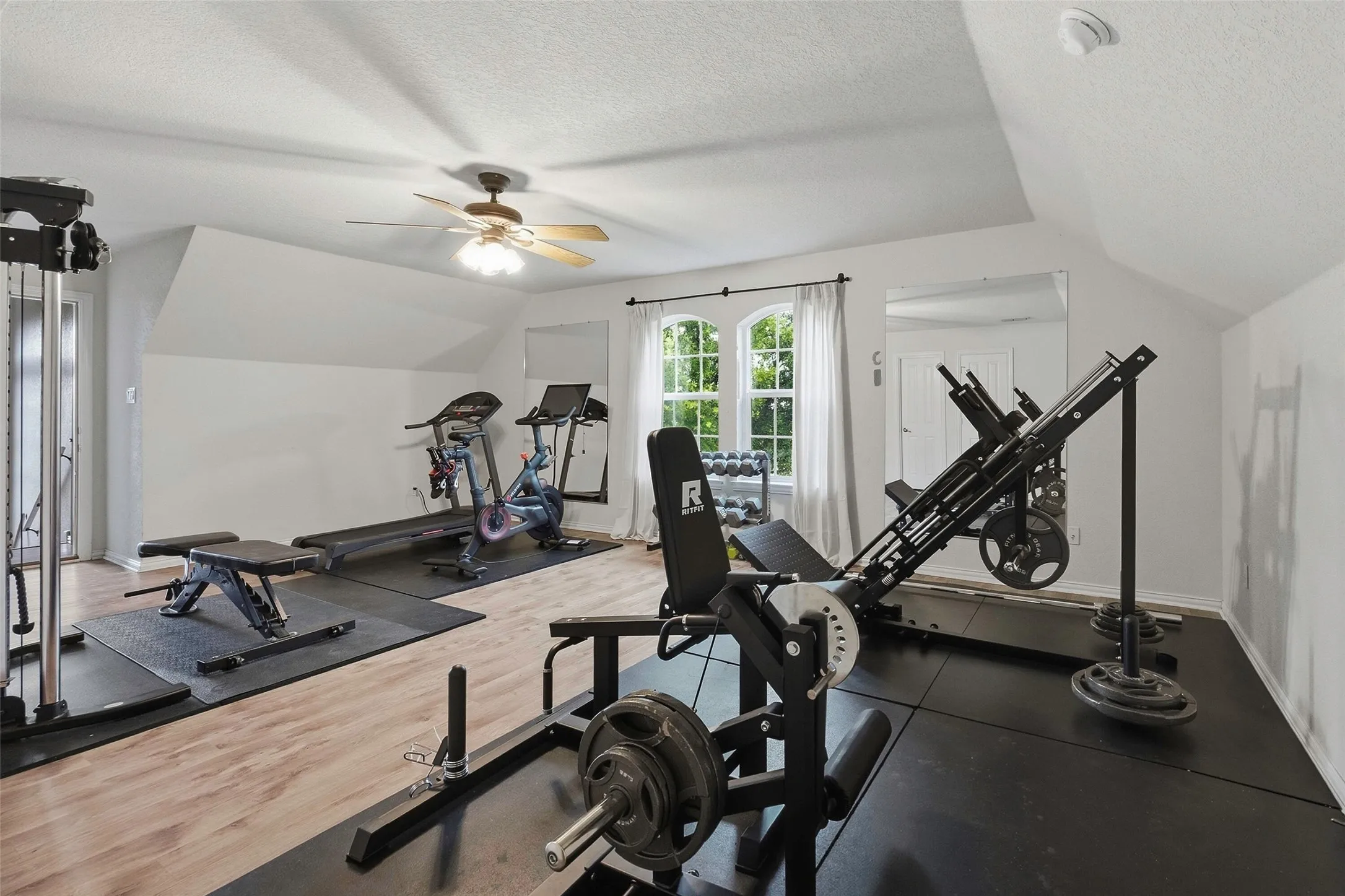 Single Family Residence For Sale in Parker County , 106 Bear Path Trail, Fort Worth, Texas 76126, 4 Bedroom, 5 Bathroom, 4 Garage spaces, 3,722 Sqft, built in 2000, mls#21408329, Real Estate Agent in Fort Worth, Homes For Sale in Parker county, Homes For Sale in Fort Worth, Realtor in Fort Worth Texas, Real Estate Brokerage Independent Realty Texas, Luminita Cordes Realtor