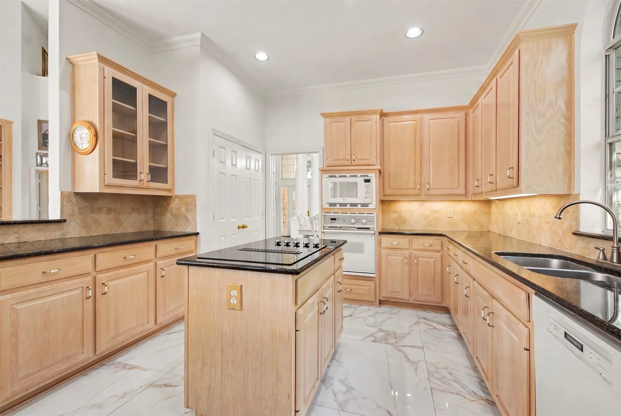 Single Family Residence For Sale in Collin County , 18824 Fortson Avenue, Dallas, Texas 75252, 4 Bedroom, 3 Bathroom, 2 Garage spaces, 2,730 Sqft, built in 1991, mls#21400869, Real Estate Agent in Dallas, Homes For Sale in Collin county, Homes For Sale in Dallas, Realtor in Dallas Texas, Real Estate Brokerage Independent Realty Texas, Luminita Cordes Realtor