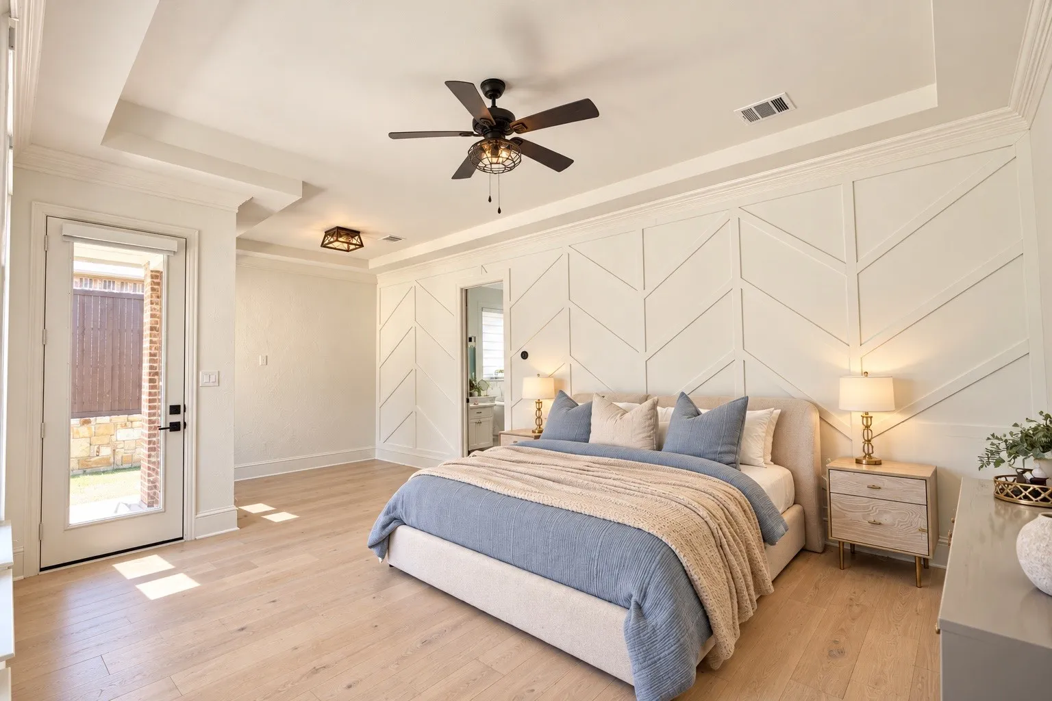 Tray ceiling with recessed lighting