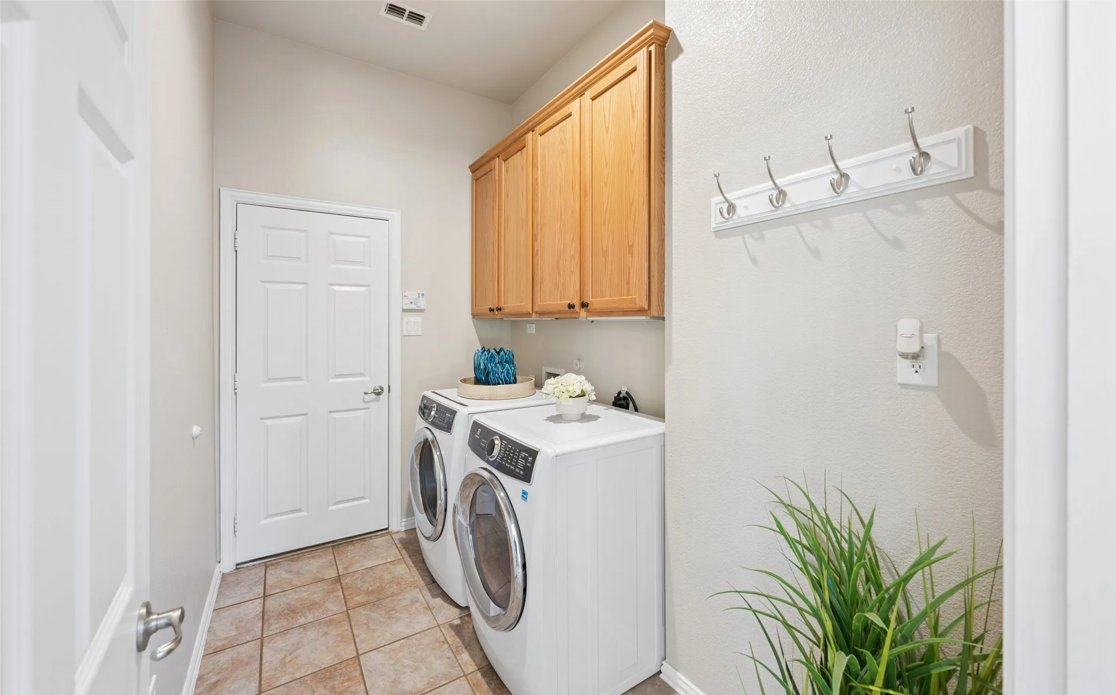 Single Family Residence For Sale in Tarrant County , 3409 Balboa Court, Grapevine, Texas 76092, 4 Bedroom, 4 Bathroom, 3 Garage spaces, 3,618 Sqft, built in 2005, mls#21399818, Real Estate Agent in Grapevine, Homes For Sale in Tarrant county, Homes For Sale in Grapevine, Realtor in Grapevine Texas, Real Estate Brokerage Independent Realty Texas, Luminita Cordes Realtor