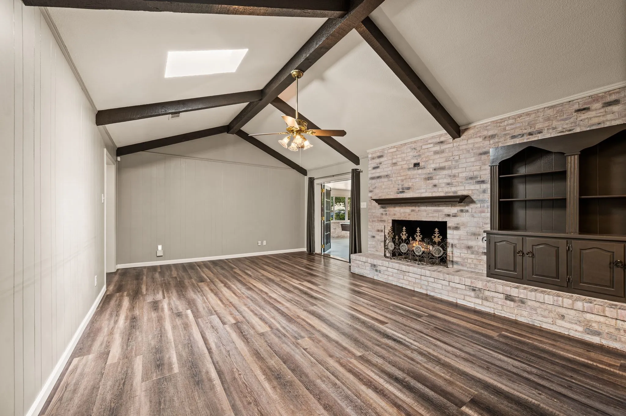 Single Family Residence For Sale in Tarrant County , 1608 Delta Drive, Arlington, Texas 76012, 4 Bedroom, 3 Bathroom, 3 Garage spaces, 2,687 Sqft, built in 1971, mls#21364427, Real Estate Agent in Arlington, Homes For Sale in Tarrant county, Homes For Sale in Arlington, Realtor in Arlington Texas, Real Estate Brokerage Independent Realty Texas, Luminita Cordes Realtor
