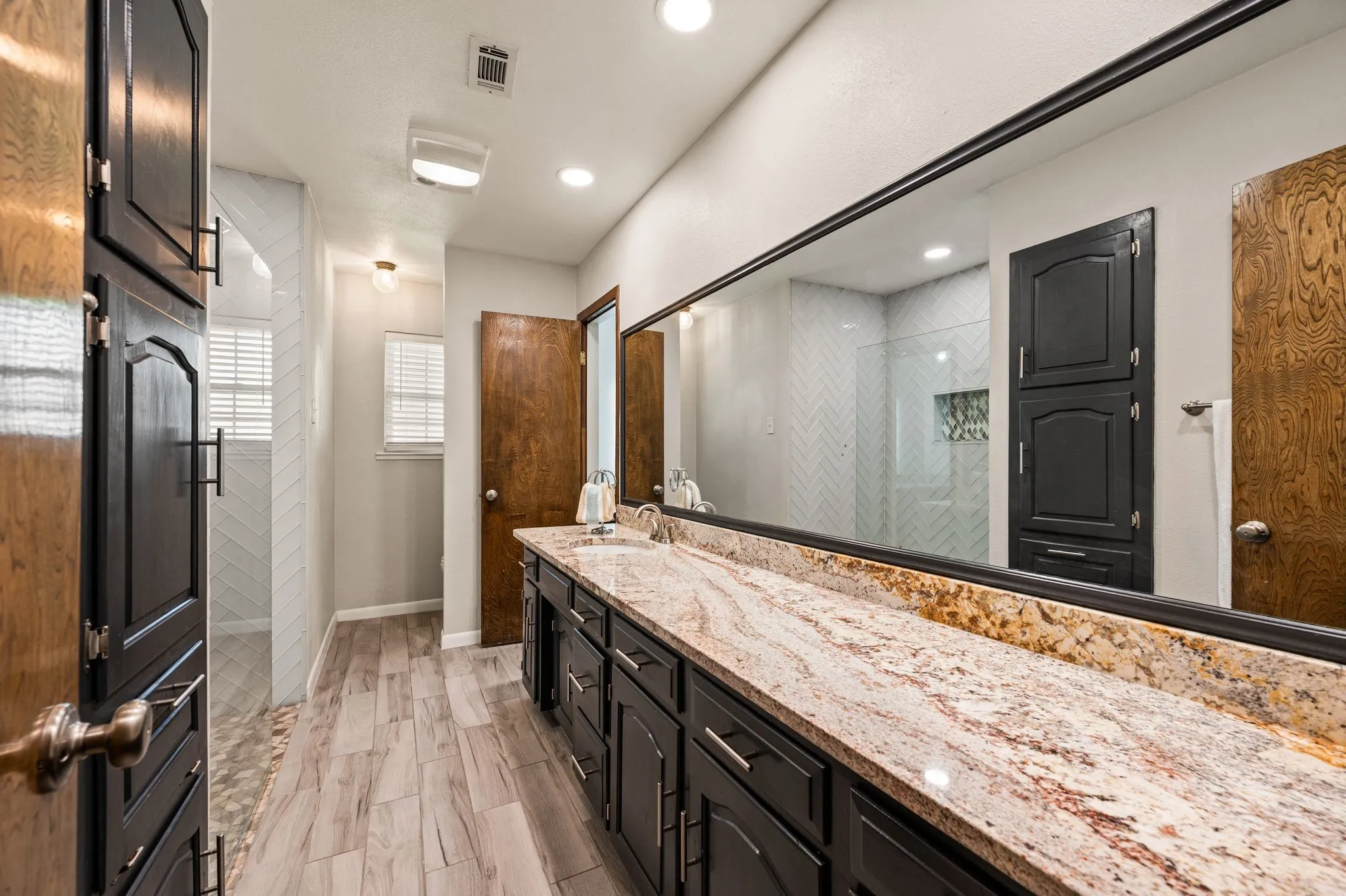 Single Family Residence For Sale in Tarrant County , 1608 Delta Drive, Arlington, Texas 76012, 4 Bedroom, 3 Bathroom, 3 Garage spaces, 2,687 Sqft, built in 1971, mls#21364427, Real Estate Agent in Arlington, Homes For Sale in Tarrant county, Homes For Sale in Arlington, Realtor in Arlington Texas, Real Estate Brokerage Independent Realty Texas, Luminita Cordes Realtor
