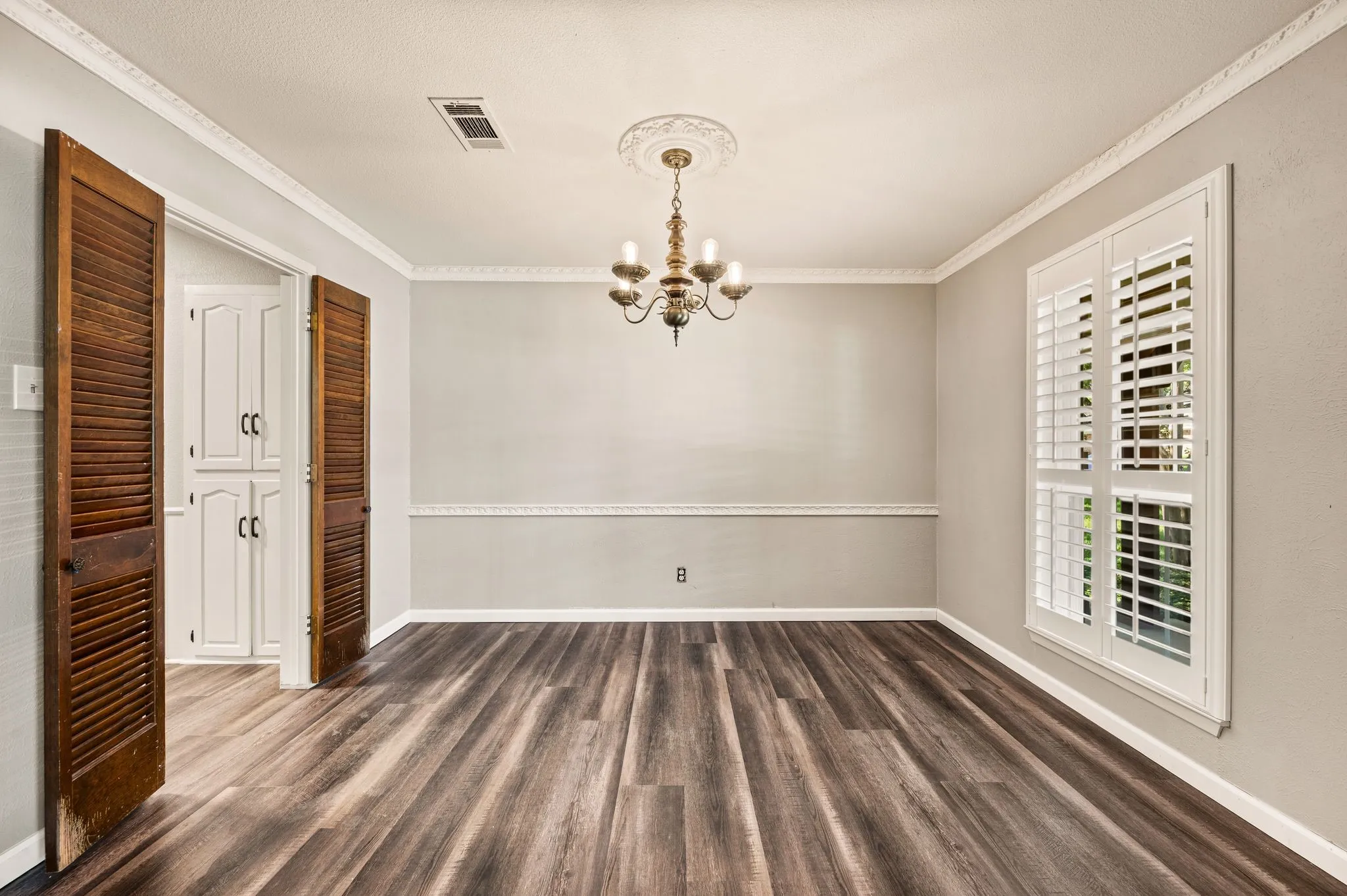 Single Family Residence For Sale in Tarrant County , 1608 Delta Drive, Arlington, Texas 76012, 4 Bedroom, 3 Bathroom, 3 Garage spaces, 2,687 Sqft, built in 1971, mls#21364427, Real Estate Agent in Arlington, Homes For Sale in Tarrant county, Homes For Sale in Arlington, Realtor in Arlington Texas, Real Estate Brokerage Independent Realty Texas, Luminita Cordes Realtor