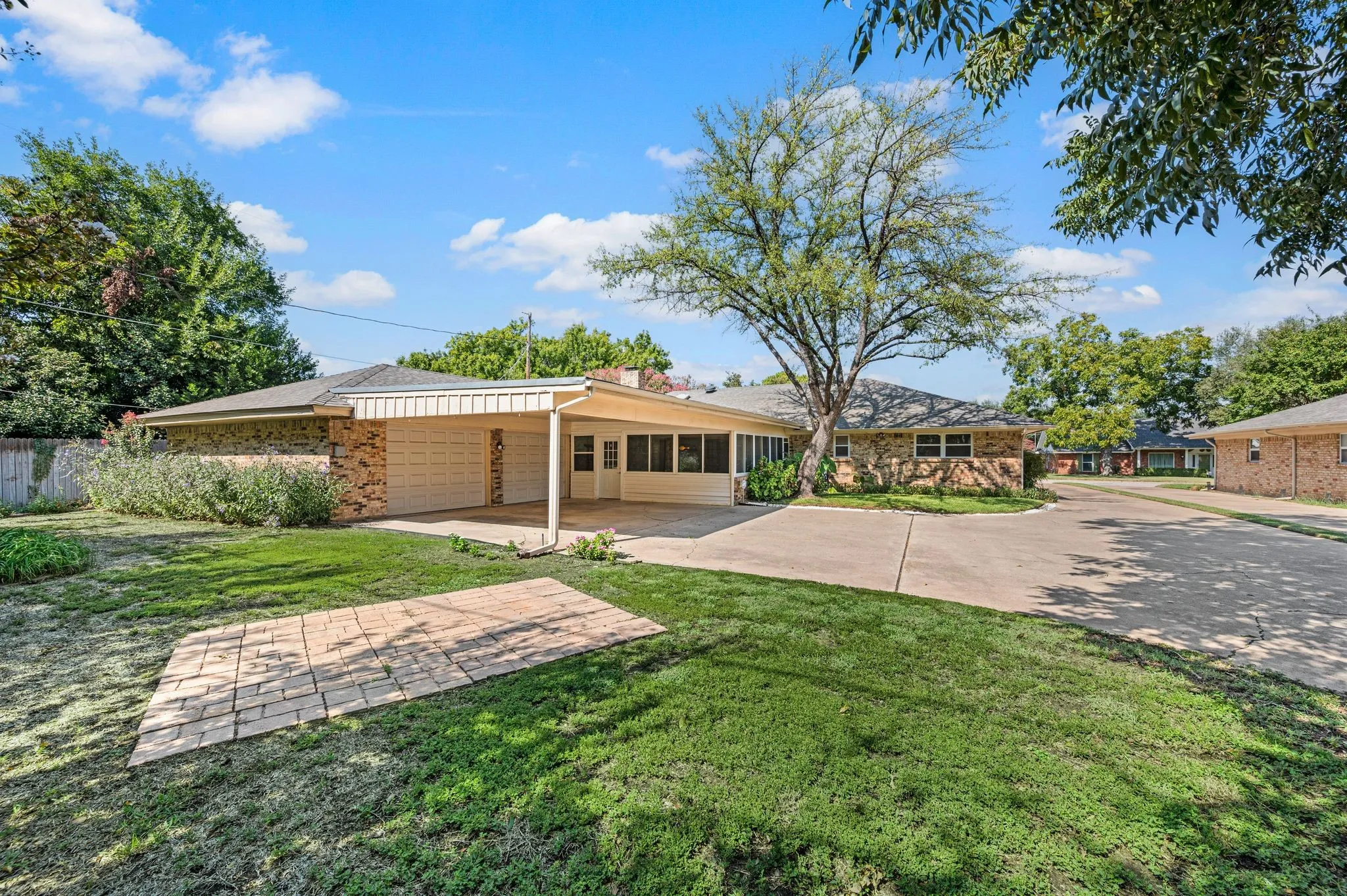 Single Family Residence For Sale in Tarrant County , 1608 Delta Drive, Arlington, Texas 76012, 4 Bedroom, 3 Bathroom, 3 Garage spaces, 2,687 Sqft, built in 1971, mls#21364427, Real Estate Agent in Arlington, Homes For Sale in Tarrant county, Homes For Sale in Arlington, Realtor in Arlington Texas, Real Estate Brokerage Independent Realty Texas, Luminita Cordes Realtor
