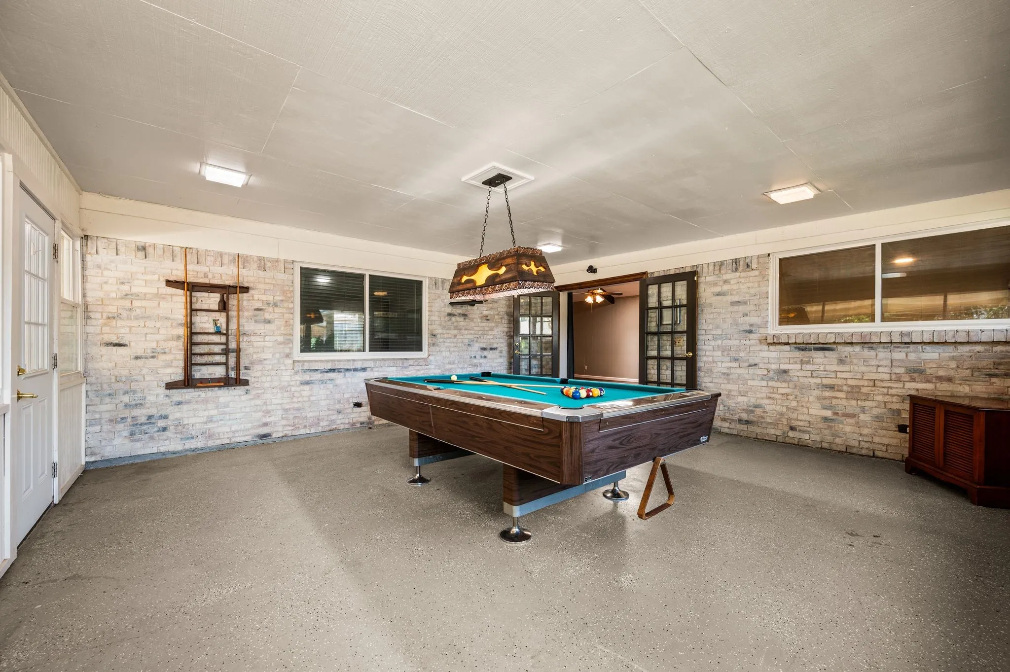 Single Family Residence For Sale in Tarrant County , 1608 Delta Drive, Arlington, Texas 76012, 4 Bedroom, 3 Bathroom, 3 Garage spaces, 2,687 Sqft, built in 1971, mls#21364427, Real Estate Agent in Arlington, Homes For Sale in Tarrant county, Homes For Sale in Arlington, Realtor in Arlington Texas, Real Estate Brokerage Independent Realty Texas, Luminita Cordes Realtor