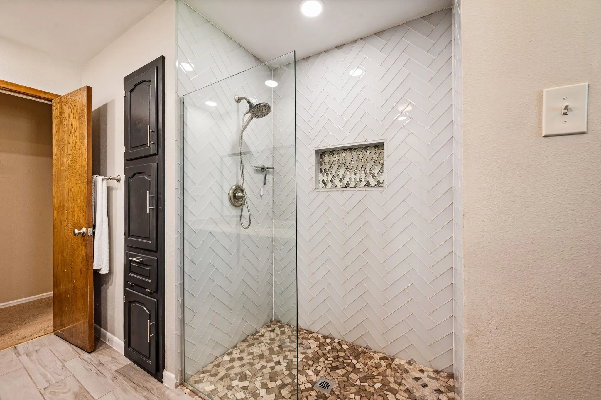 Single Family Residence For Sale in Tarrant County , 1608 Delta Drive, Arlington, Texas 76012, 4 Bedroom, 3 Bathroom, 3 Garage spaces, 2,687 Sqft, built in 1971, mls#21364427, Real Estate Agent in Arlington, Homes For Sale in Tarrant county, Homes For Sale in Arlington, Realtor in Arlington Texas, Real Estate Brokerage Independent Realty Texas, Luminita Cordes Realtor