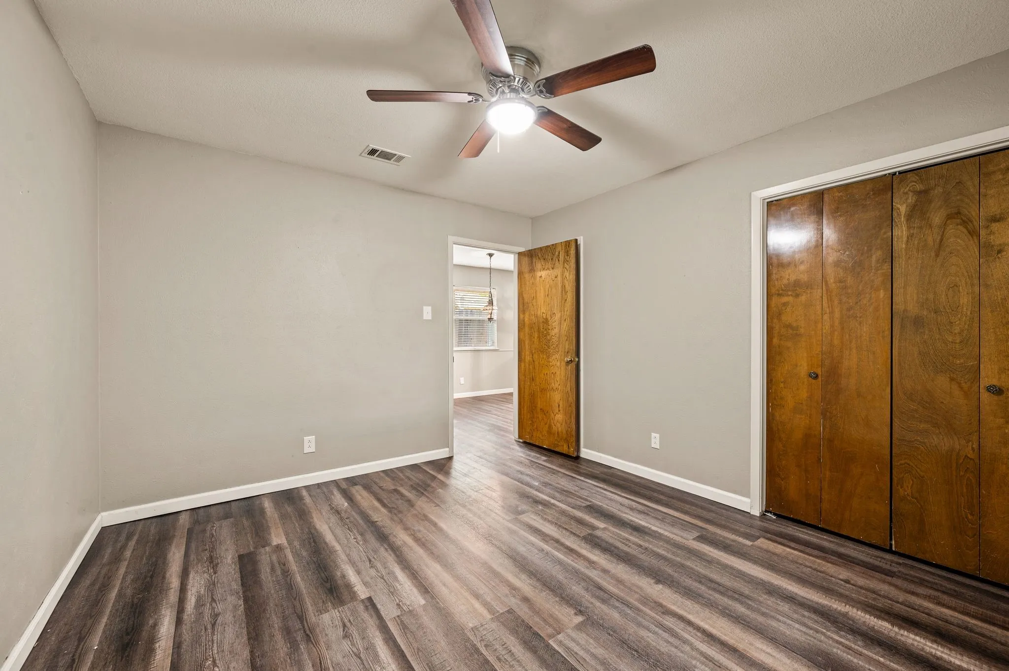 Single Family Residence For Sale in Tarrant County , 1608 Delta Drive, Arlington, Texas 76012, 4 Bedroom, 3 Bathroom, 3 Garage spaces, 2,687 Sqft, built in 1971, mls#21364427, Real Estate Agent in Arlington, Homes For Sale in Tarrant county, Homes For Sale in Arlington, Realtor in Arlington Texas, Real Estate Brokerage Independent Realty Texas, Luminita Cordes Realtor