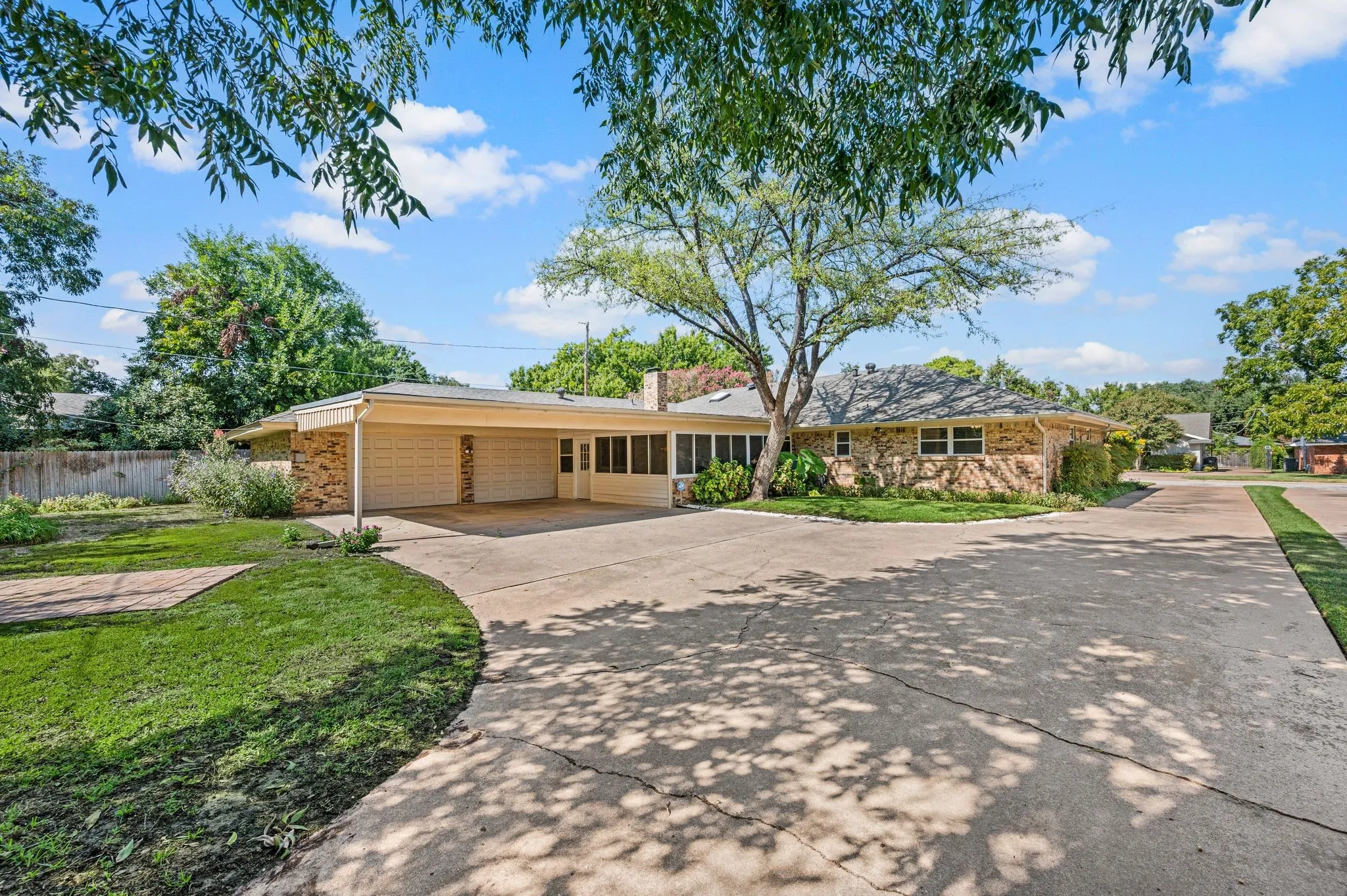 Single Family Residence For Sale in Tarrant County , 1608 Delta Drive, Arlington, Texas 76012, 4 Bedroom, 3 Bathroom, 3 Garage spaces, 2,687 Sqft, built in 1971, mls#21364427, Real Estate Agent in Arlington, Homes For Sale in Tarrant county, Homes For Sale in Arlington, Realtor in Arlington Texas, Real Estate Brokerage Independent Realty Texas, Luminita Cordes Realtor
