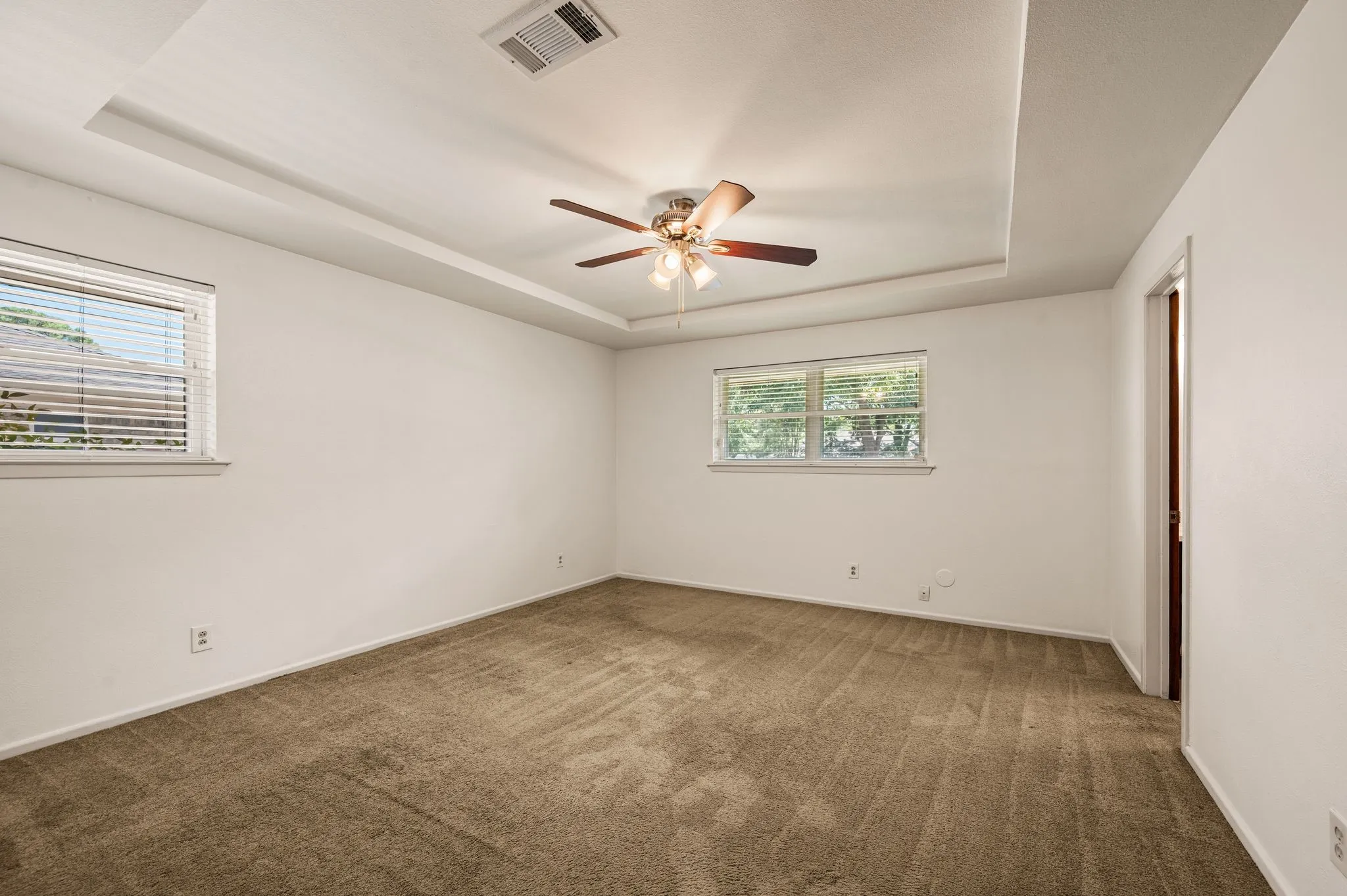 Single Family Residence For Sale in Tarrant County , 1608 Delta Drive, Arlington, Texas 76012, 4 Bedroom, 3 Bathroom, 3 Garage spaces, 2,687 Sqft, built in 1971, mls#21364427, Real Estate Agent in Arlington, Homes For Sale in Tarrant county, Homes For Sale in Arlington, Realtor in Arlington Texas, Real Estate Brokerage Independent Realty Texas, Luminita Cordes Realtor