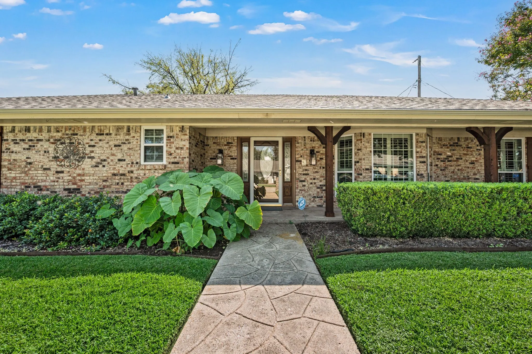 Single Family Residence For Sale in Tarrant County , 1608 Delta Drive, Arlington, Texas 76012, 4 Bedroom, 3 Bathroom, 3 Garage spaces, 2,687 Sqft, built in 1971, mls#21364427, Real Estate Agent in Arlington, Homes For Sale in Tarrant county, Homes For Sale in Arlington, Realtor in Arlington Texas, Real Estate Brokerage Independent Realty Texas, Luminita Cordes Realtor