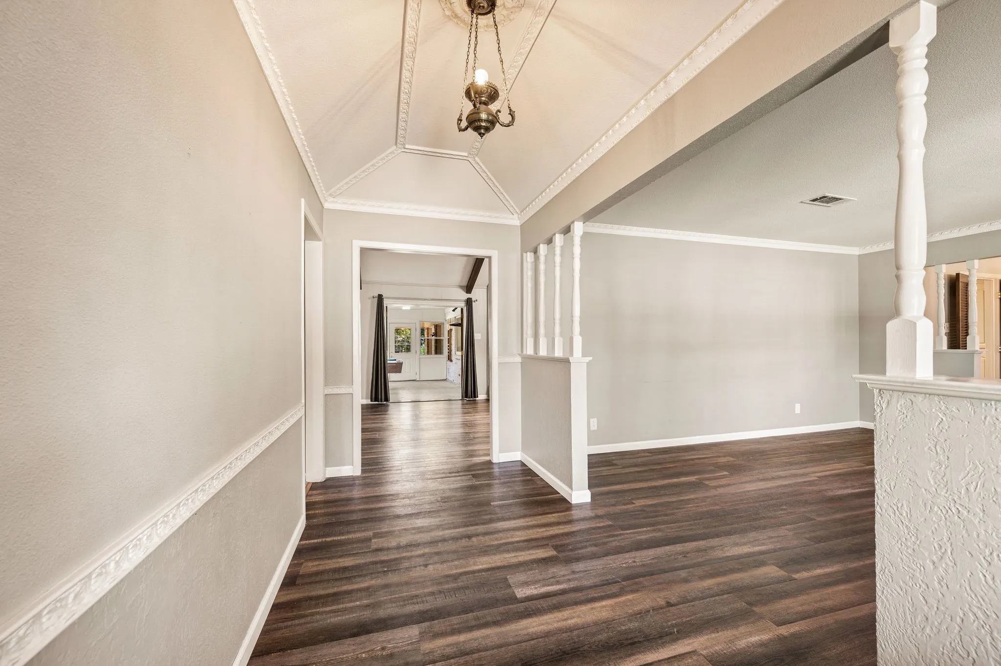 Single Family Residence For Sale in Tarrant County , 1608 Delta Drive, Arlington, Texas 76012, 4 Bedroom, 3 Bathroom, 3 Garage spaces, 2,687 Sqft, built in 1971, mls#21364427, Real Estate Agent in Arlington, Homes For Sale in Tarrant county, Homes For Sale in Arlington, Realtor in Arlington Texas, Real Estate Brokerage Independent Realty Texas, Luminita Cordes Realtor