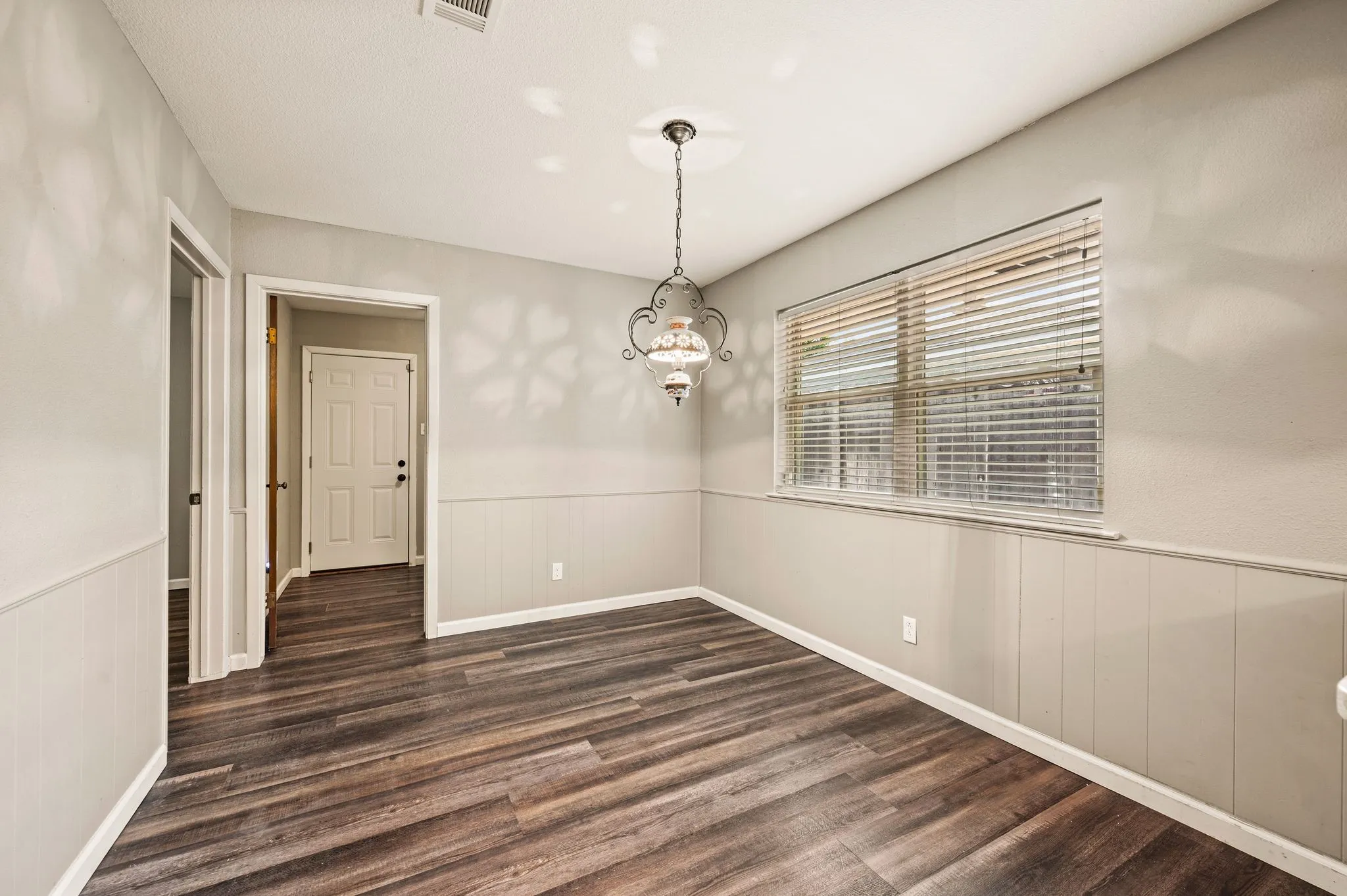 Single Family Residence For Sale in Tarrant County , 1608 Delta Drive, Arlington, Texas 76012, 4 Bedroom, 3 Bathroom, 3 Garage spaces, 2,687 Sqft, built in 1971, mls#21364427, Real Estate Agent in Arlington, Homes For Sale in Tarrant county, Homes For Sale in Arlington, Realtor in Arlington Texas, Real Estate Brokerage Independent Realty Texas, Luminita Cordes Realtor
