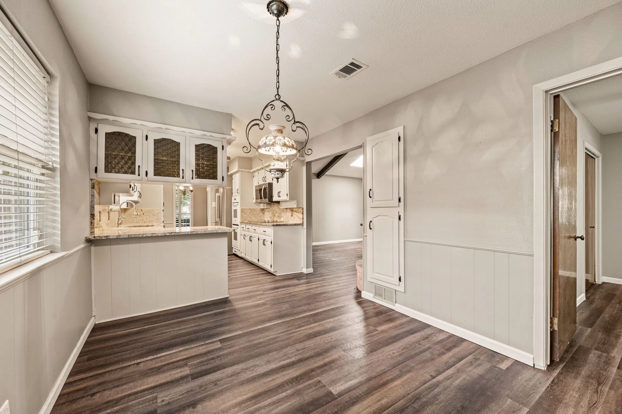 Single Family Residence For Sale in Tarrant County , 1608 Delta Drive, Arlington, Texas 76012, 4 Bedroom, 3 Bathroom, 3 Garage spaces, 2,687 Sqft, built in 1971, mls#21364427, Real Estate Agent in Arlington, Homes For Sale in Tarrant county, Homes For Sale in Arlington, Realtor in Arlington Texas, Real Estate Brokerage Independent Realty Texas, Luminita Cordes Realtor