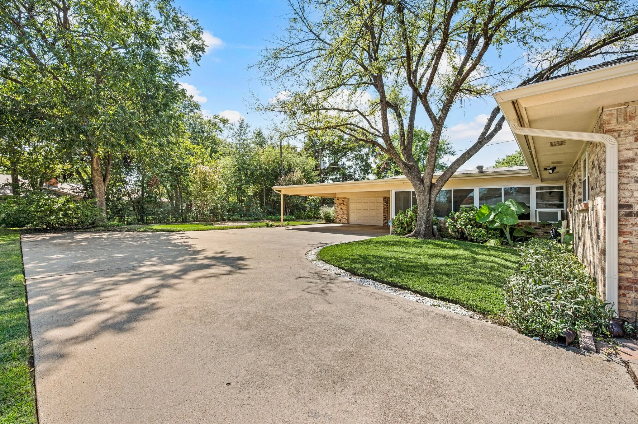 Single Family Residence For Sale in Tarrant County , 1608 Delta Drive, Arlington, Texas 76012, 4 Bedroom, 3 Bathroom, 3 Garage spaces, 2,687 Sqft, built in 1971, mls#21364427, Real Estate Agent in Arlington, Homes For Sale in Tarrant county, Homes For Sale in Arlington, Realtor in Arlington Texas, Real Estate Brokerage Independent Realty Texas, Luminita Cordes Realtor