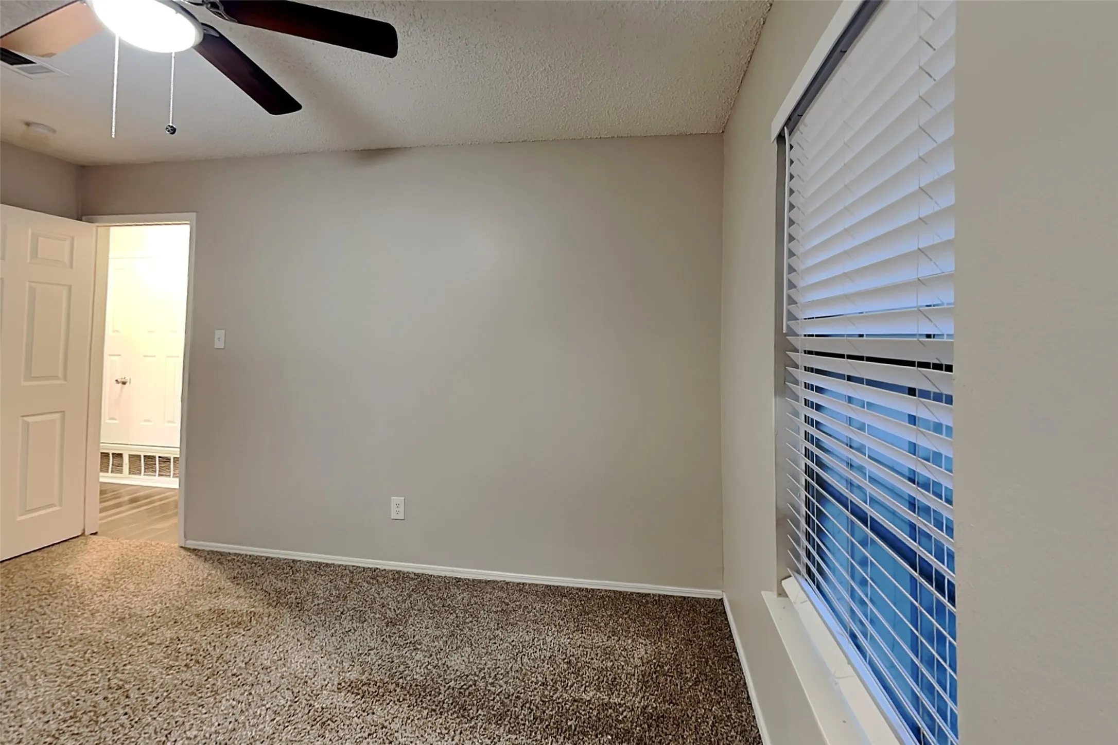 Single Family Residence For Rent in Dallas County , 2602 Lake Valley Drive, Garland, Texas 75040, 4 Bedroom, 2 Bathroom, 2 Garage spaces, 1,677 Sqft, built in 1986, mls#21408346, Real Estate Agent in Garland, Homes For Rent in Dallas county, Homes For Rent in Garland, Realtor in Garland Texas, Real Estate Brokerage Independent Realty Texas, Luminita Cordes Realtor