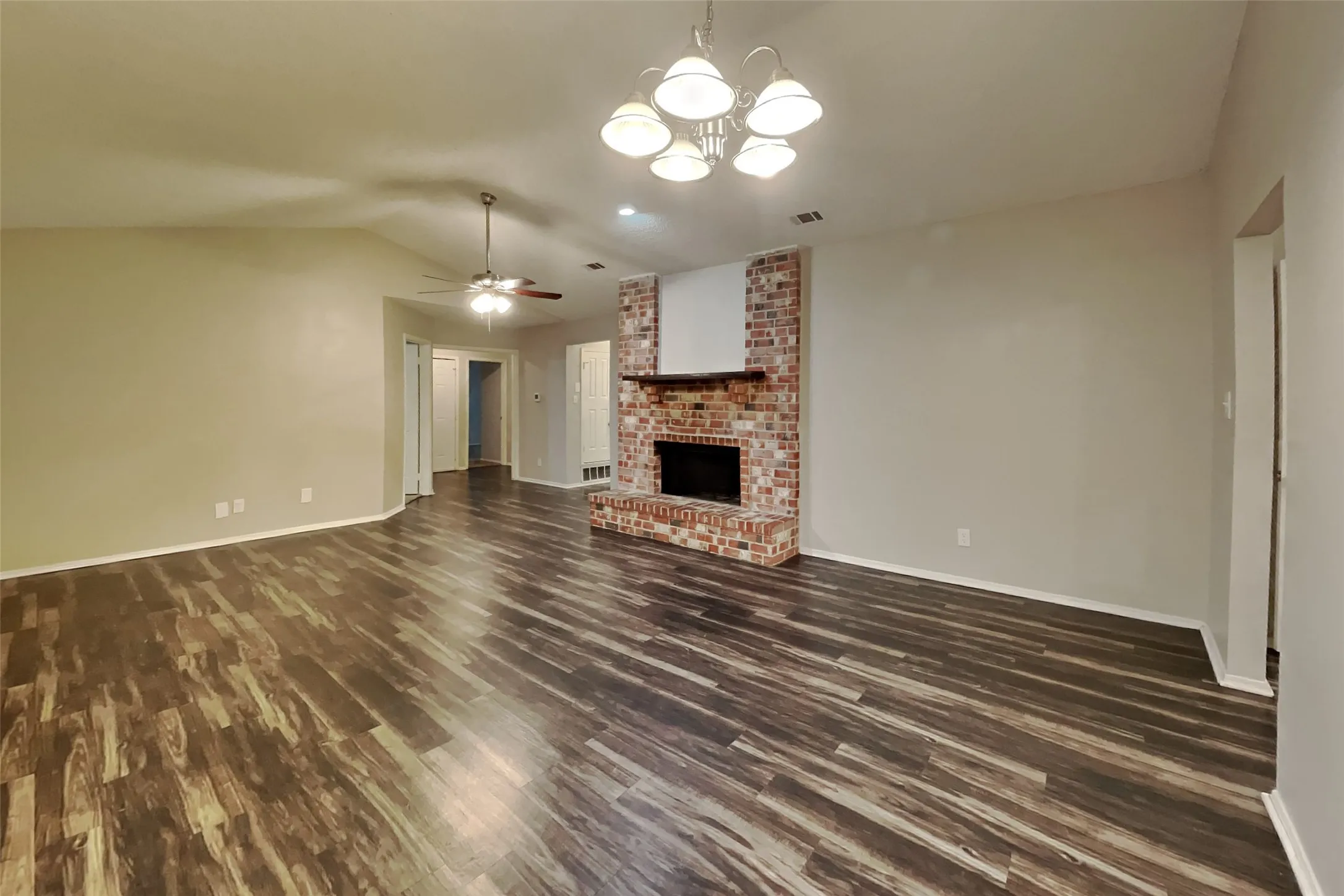 Single Family Residence For Rent in Dallas County , 2602 Lake Valley Drive, Garland, Texas 75040, 4 Bedroom, 2 Bathroom, 2 Garage spaces, 1,677 Sqft, built in 1986, mls#21408346, Real Estate Agent in Garland, Homes For Rent in Dallas county, Homes For Rent in Garland, Realtor in Garland Texas, Real Estate Brokerage Independent Realty Texas, Luminita Cordes Realtor