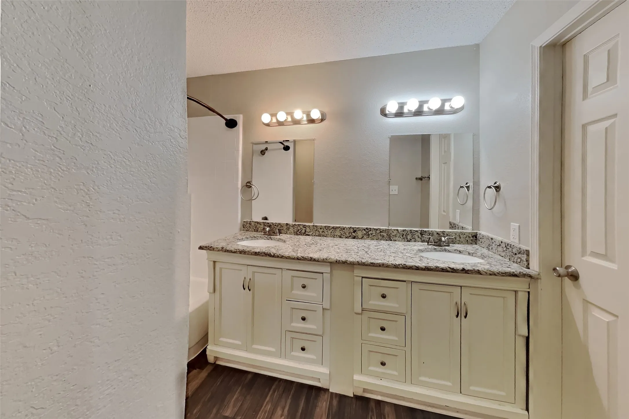 Single Family Residence For Rent in Dallas County , 2602 Lake Valley Drive, Garland, Texas 75040, 4 Bedroom, 2 Bathroom, 2 Garage spaces, 1,677 Sqft, built in 1986, mls#21408346, Real Estate Agent in Garland, Homes For Rent in Dallas county, Homes For Rent in Garland, Realtor in Garland Texas, Real Estate Brokerage Independent Realty Texas, Luminita Cordes Realtor
