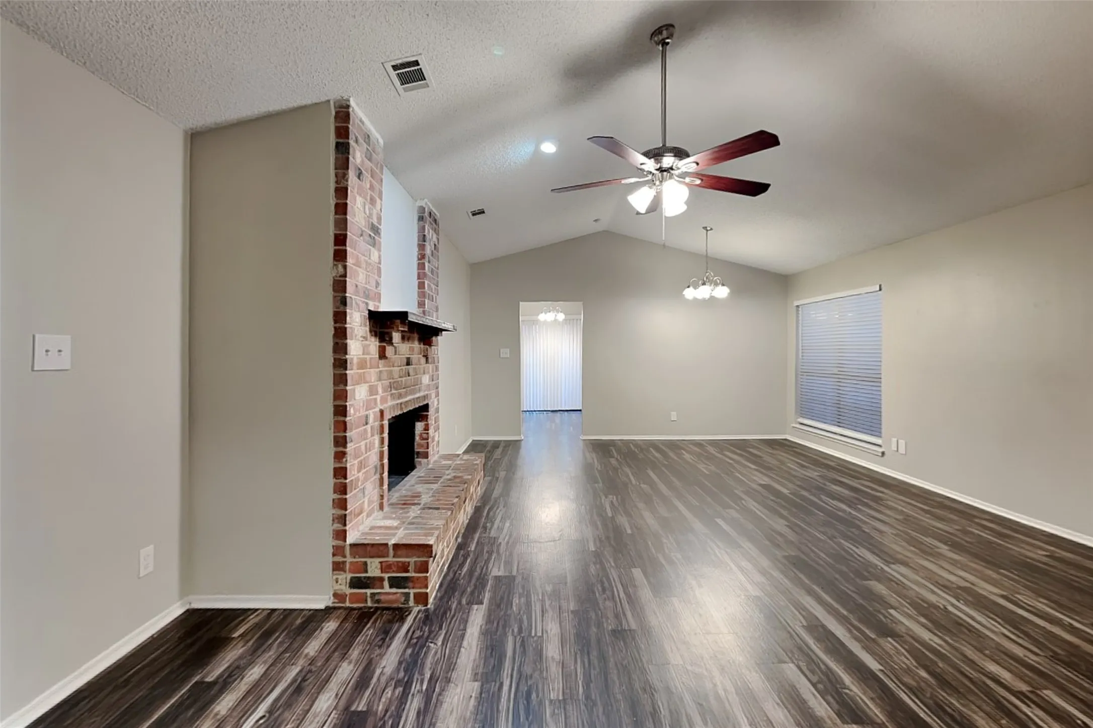 Single Family Residence For Rent in Dallas County , 2602 Lake Valley Drive, Garland, Texas 75040, 4 Bedroom, 2 Bathroom, 2 Garage spaces, 1,677 Sqft, built in 1986, mls#21408346, Real Estate Agent in Garland, Homes For Rent in Dallas county, Homes For Rent in Garland, Realtor in Garland Texas, Real Estate Brokerage Independent Realty Texas, Luminita Cordes Realtor