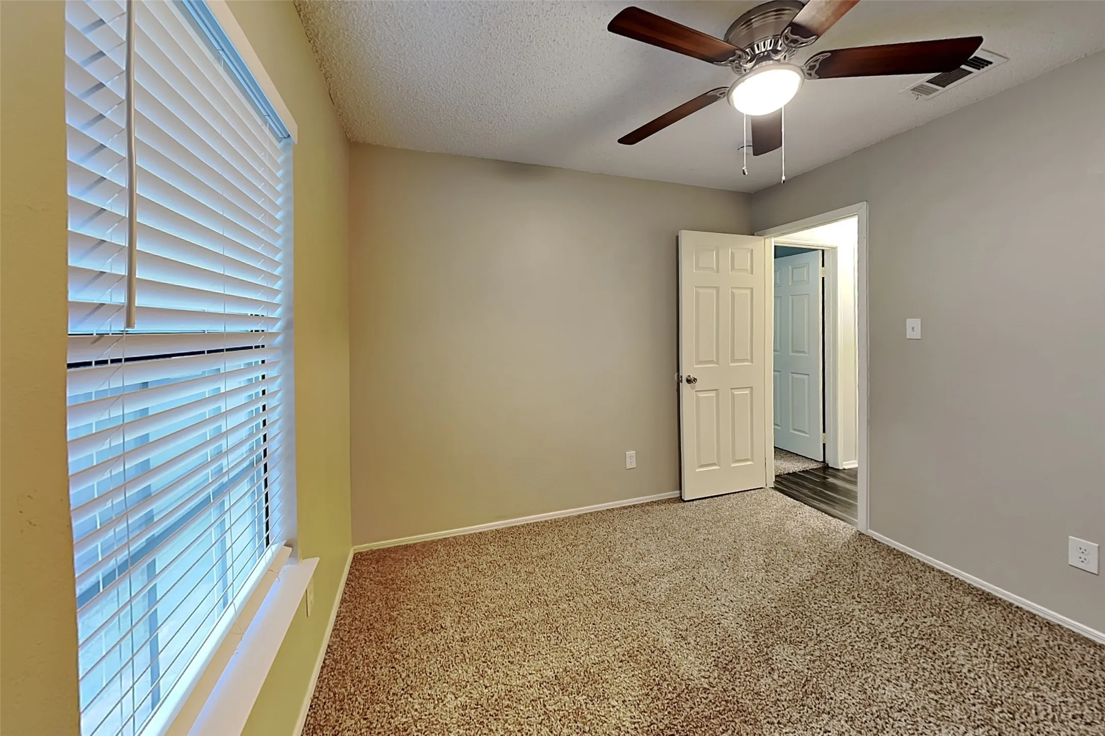 Single Family Residence For Rent in Dallas County , 2602 Lake Valley Drive, Garland, Texas 75040, 4 Bedroom, 2 Bathroom, 2 Garage spaces, 1,677 Sqft, built in 1986, mls#21408346, Real Estate Agent in Garland, Homes For Rent in Dallas county, Homes For Rent in Garland, Realtor in Garland Texas, Real Estate Brokerage Independent Realty Texas, Luminita Cordes Realtor