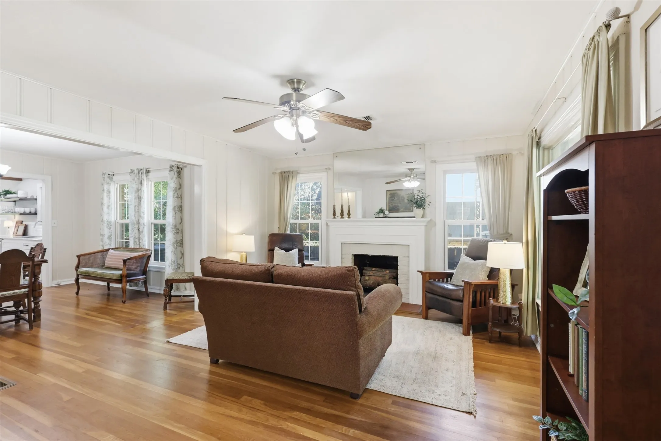 Single Family Residence For Sale in Tarrant County , 3104 Yucca Avenue, Fort Worth, Texas 76111, 3 Bedroom, 1 Bathroom, 1 Garage spaces, 1,535 Sqft, built in 1939, mls#21408307, Real Estate Agent in Fort Worth, Homes For Sale in Tarrant county, Homes For Sale in Fort Worth, Realtor in Fort Worth Texas, Real Estate Brokerage Independent Realty Texas, Luminita Cordes Realtor