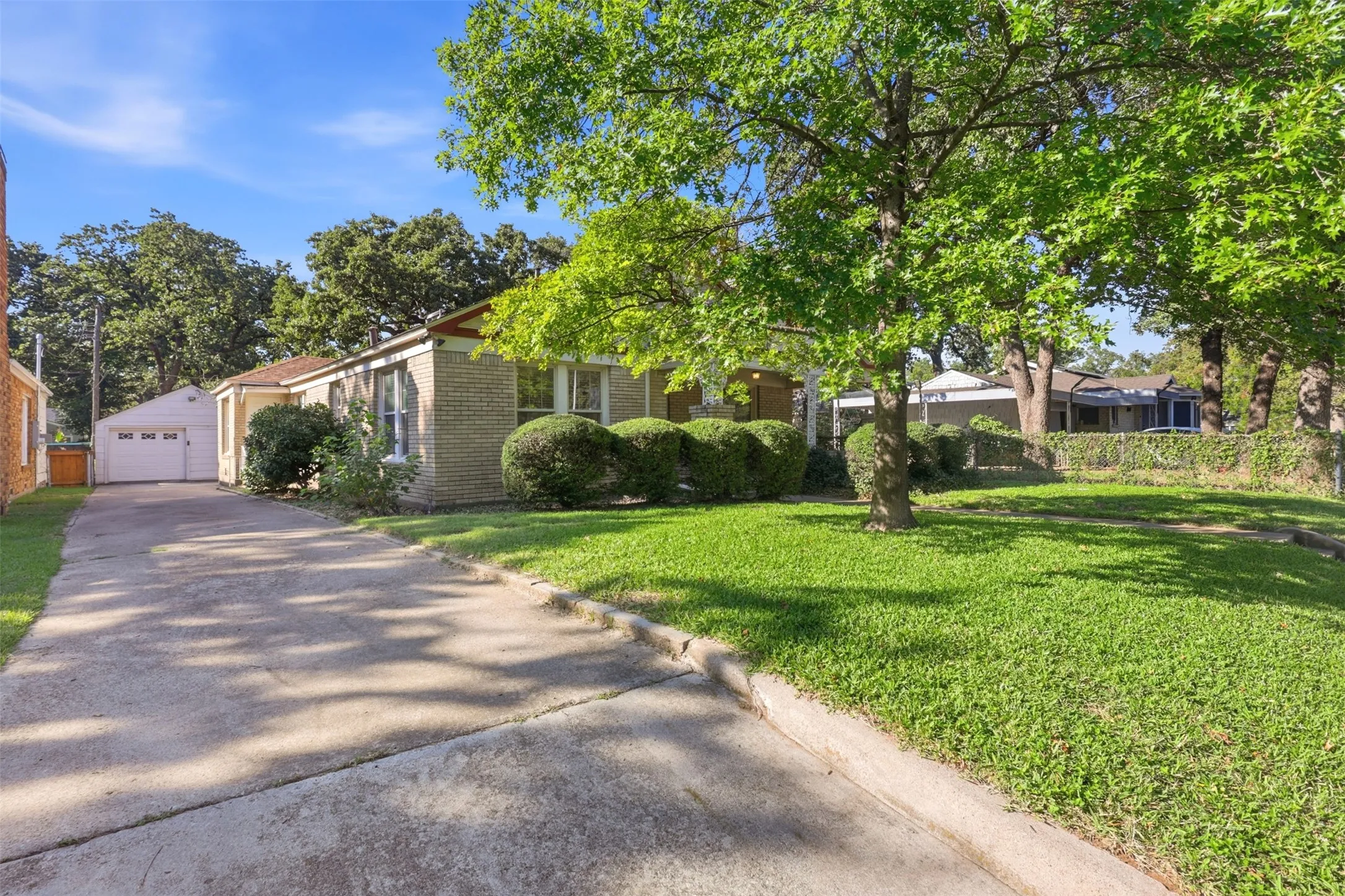 Single Family Residence For Sale in Tarrant County , 3104 Yucca Avenue, Fort Worth, Texas 76111, 3 Bedroom, 1 Bathroom, 1 Garage spaces, 1,535 Sqft, built in 1939, mls#21408307, Real Estate Agent in Fort Worth, Homes For Sale in Tarrant county, Homes For Sale in Fort Worth, Realtor in Fort Worth Texas, Real Estate Brokerage Independent Realty Texas, Luminita Cordes Realtor