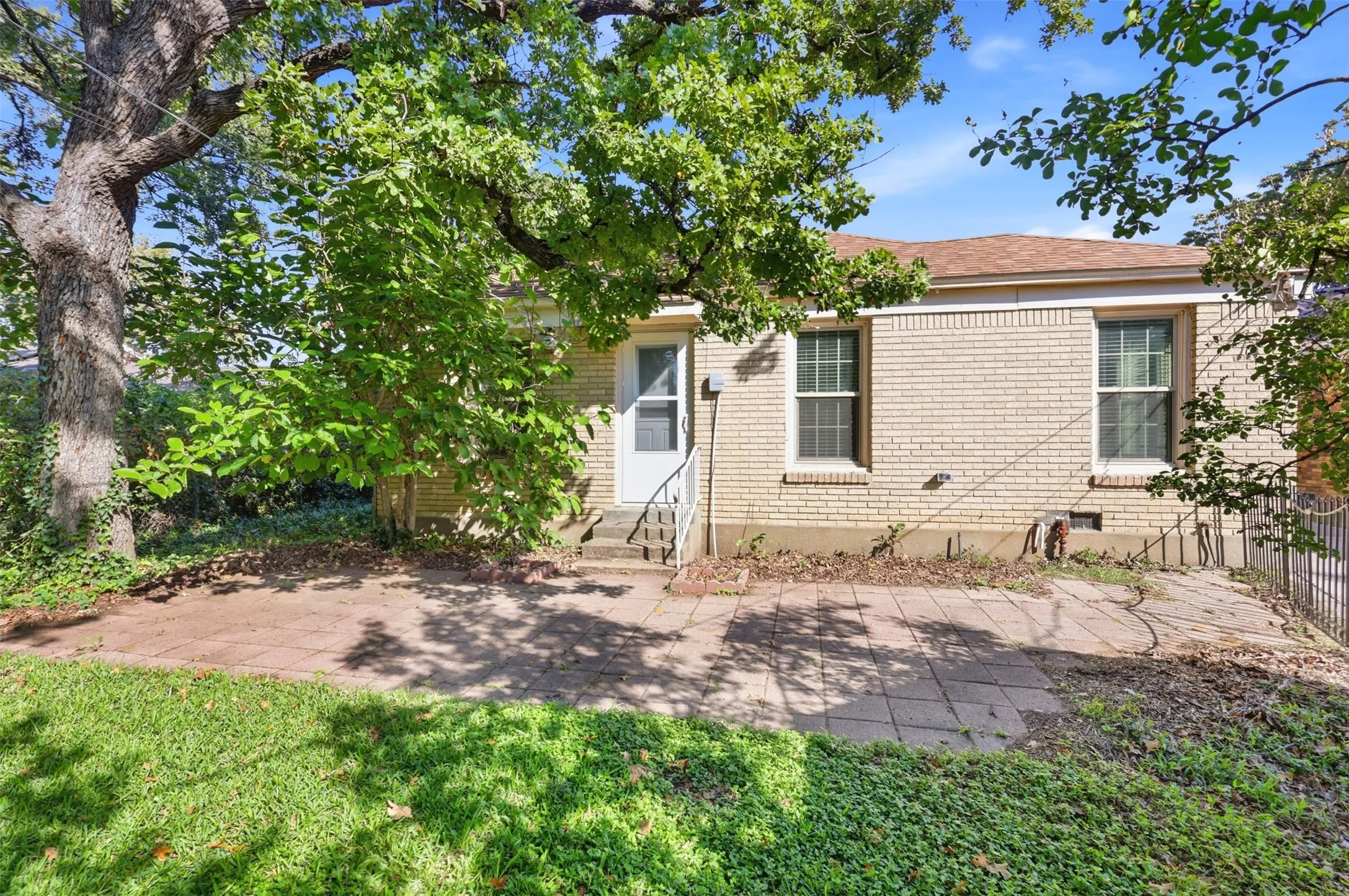 Single Family Residence For Sale in Tarrant County , 3104 Yucca Avenue, Fort Worth, Texas 76111, 3 Bedroom, 1 Bathroom, 1 Garage spaces, 1,535 Sqft, built in 1939, mls#21408307, Real Estate Agent in Fort Worth, Homes For Sale in Tarrant county, Homes For Sale in Fort Worth, Realtor in Fort Worth Texas, Real Estate Brokerage Independent Realty Texas, Luminita Cordes Realtor