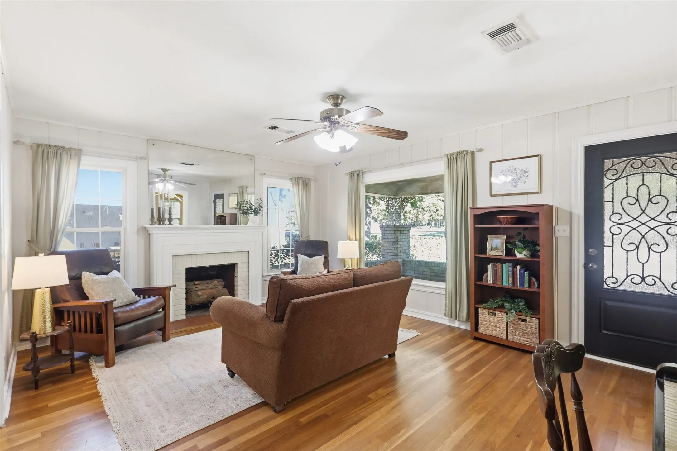 Single Family Residence For Sale in Tarrant County , 3104 Yucca Avenue, Fort Worth, Texas 76111, 3 Bedroom, 1 Bathroom, 1 Garage spaces, 1,535 Sqft, built in 1939, mls#21408307, Real Estate Agent in Fort Worth, Homes For Sale in Tarrant county, Homes For Sale in Fort Worth, Realtor in Fort Worth Texas, Real Estate Brokerage Independent Realty Texas, Luminita Cordes Realtor