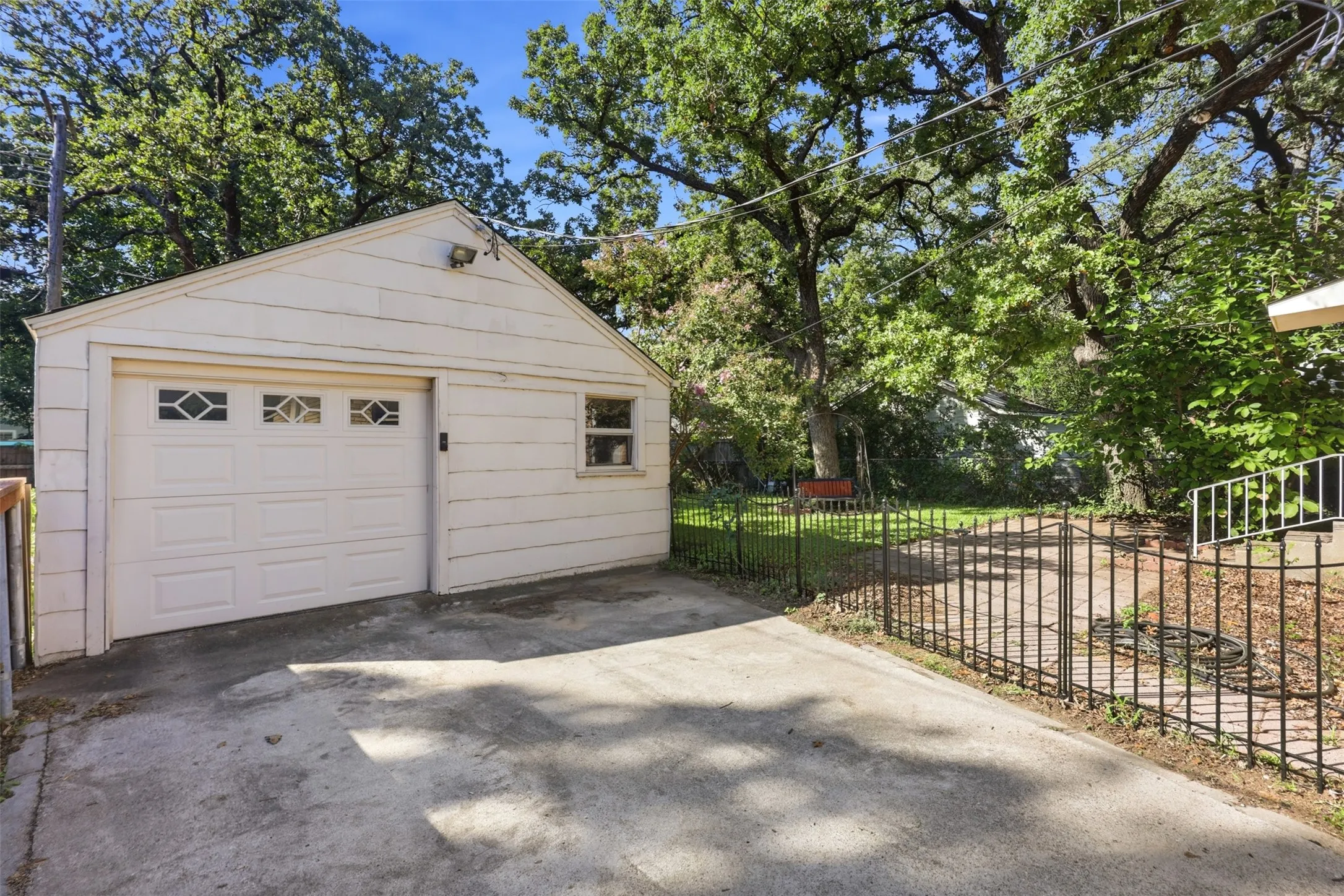 Single Family Residence For Sale in Tarrant County , 3104 Yucca Avenue, Fort Worth, Texas 76111, 3 Bedroom, 1 Bathroom, 1 Garage spaces, 1,535 Sqft, built in 1939, mls#21408307, Real Estate Agent in Fort Worth, Homes For Sale in Tarrant county, Homes For Sale in Fort Worth, Realtor in Fort Worth Texas, Real Estate Brokerage Independent Realty Texas, Luminita Cordes Realtor