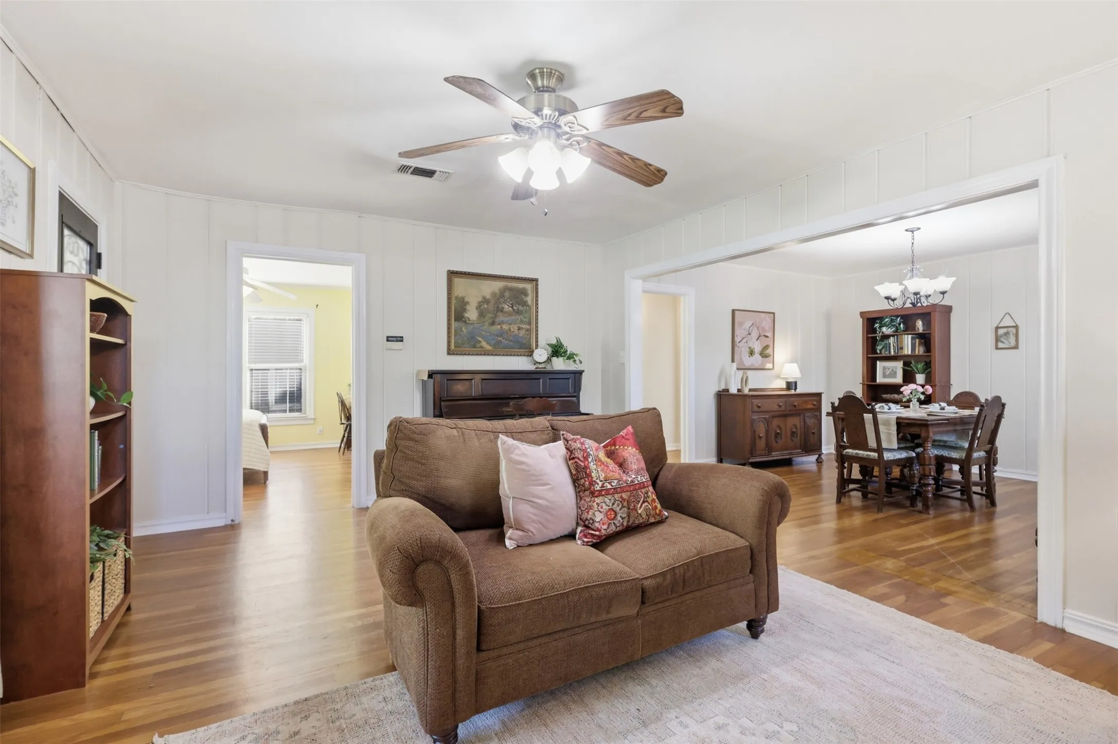 Single Family Residence For Sale in Tarrant County , 3104 Yucca Avenue, Fort Worth, Texas 76111, 3 Bedroom, 1 Bathroom, 1 Garage spaces, 1,535 Sqft, built in 1939, mls#21408307, Real Estate Agent in Fort Worth, Homes For Sale in Tarrant county, Homes For Sale in Fort Worth, Realtor in Fort Worth Texas, Real Estate Brokerage Independent Realty Texas, Luminita Cordes Realtor
