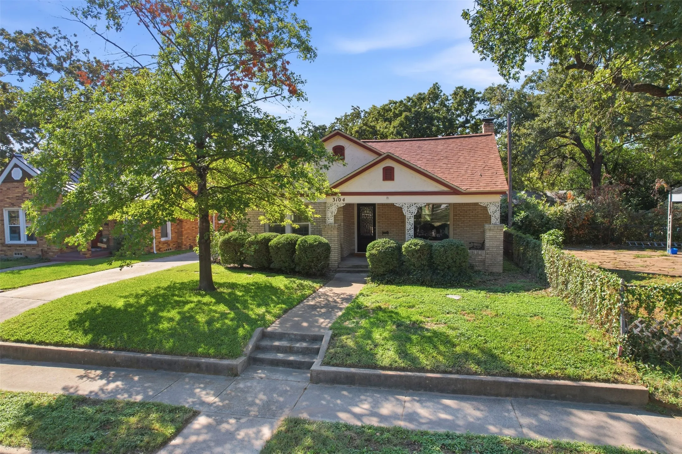 Single Family Residence For Sale in Tarrant County , 3104 Yucca Avenue, Fort Worth, Texas 76111, 3 Bedroom, 1 Bathroom, 1 Garage spaces, 1,535 Sqft, built in 1939, mls#21408307, Real Estate Agent in Fort Worth, Homes For Sale in Tarrant county, Homes For Sale in Fort Worth, Realtor in Fort Worth Texas, Real Estate Brokerage Independent Realty Texas, Luminita Cordes Realtor