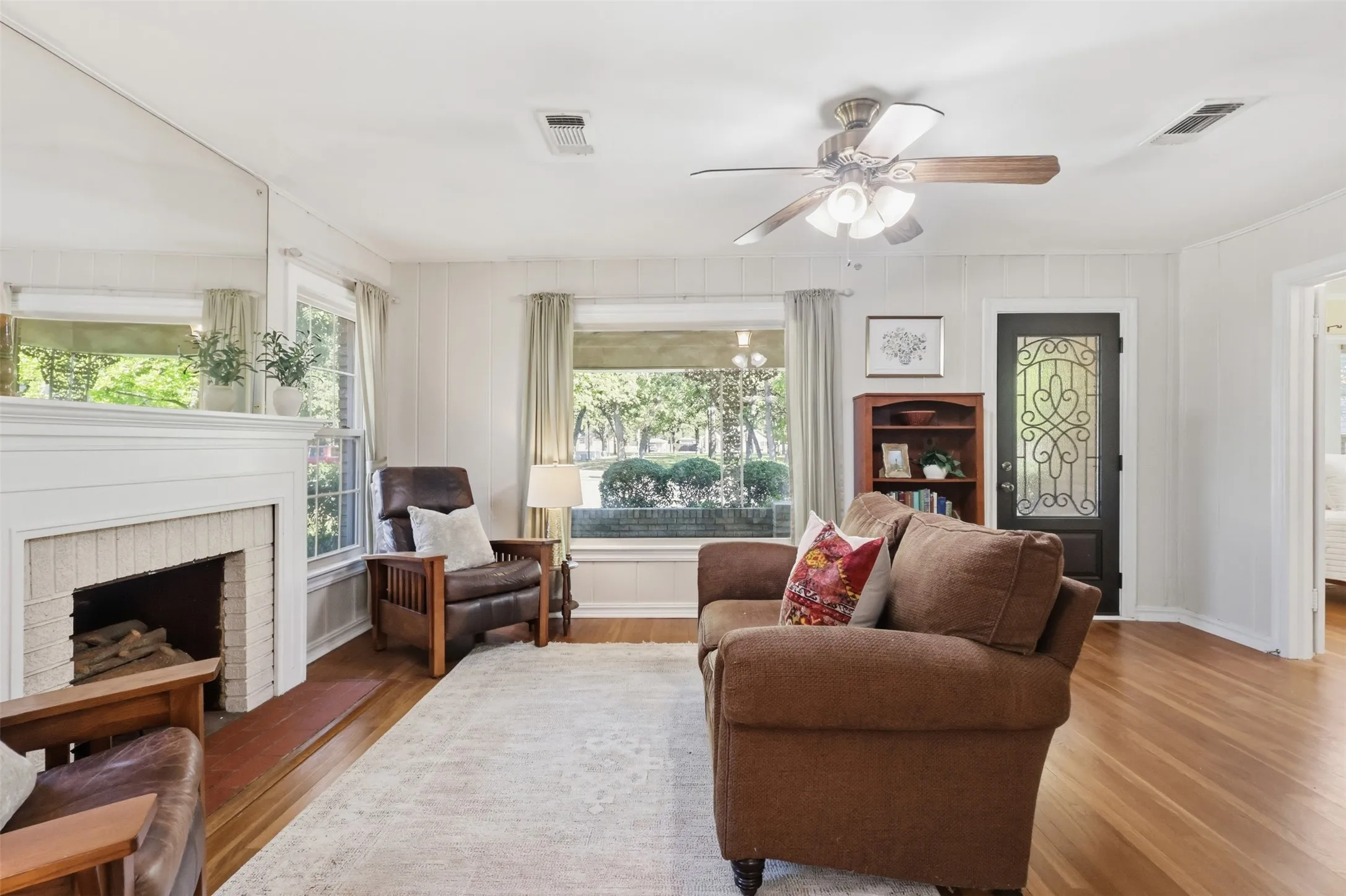 Single Family Residence For Sale in Tarrant County , 3104 Yucca Avenue, Fort Worth, Texas 76111, 3 Bedroom, 1 Bathroom, 1 Garage spaces, 1,535 Sqft, built in 1939, mls#21408307, Real Estate Agent in Fort Worth, Homes For Sale in Tarrant county, Homes For Sale in Fort Worth, Realtor in Fort Worth Texas, Real Estate Brokerage Independent Realty Texas, Luminita Cordes Realtor