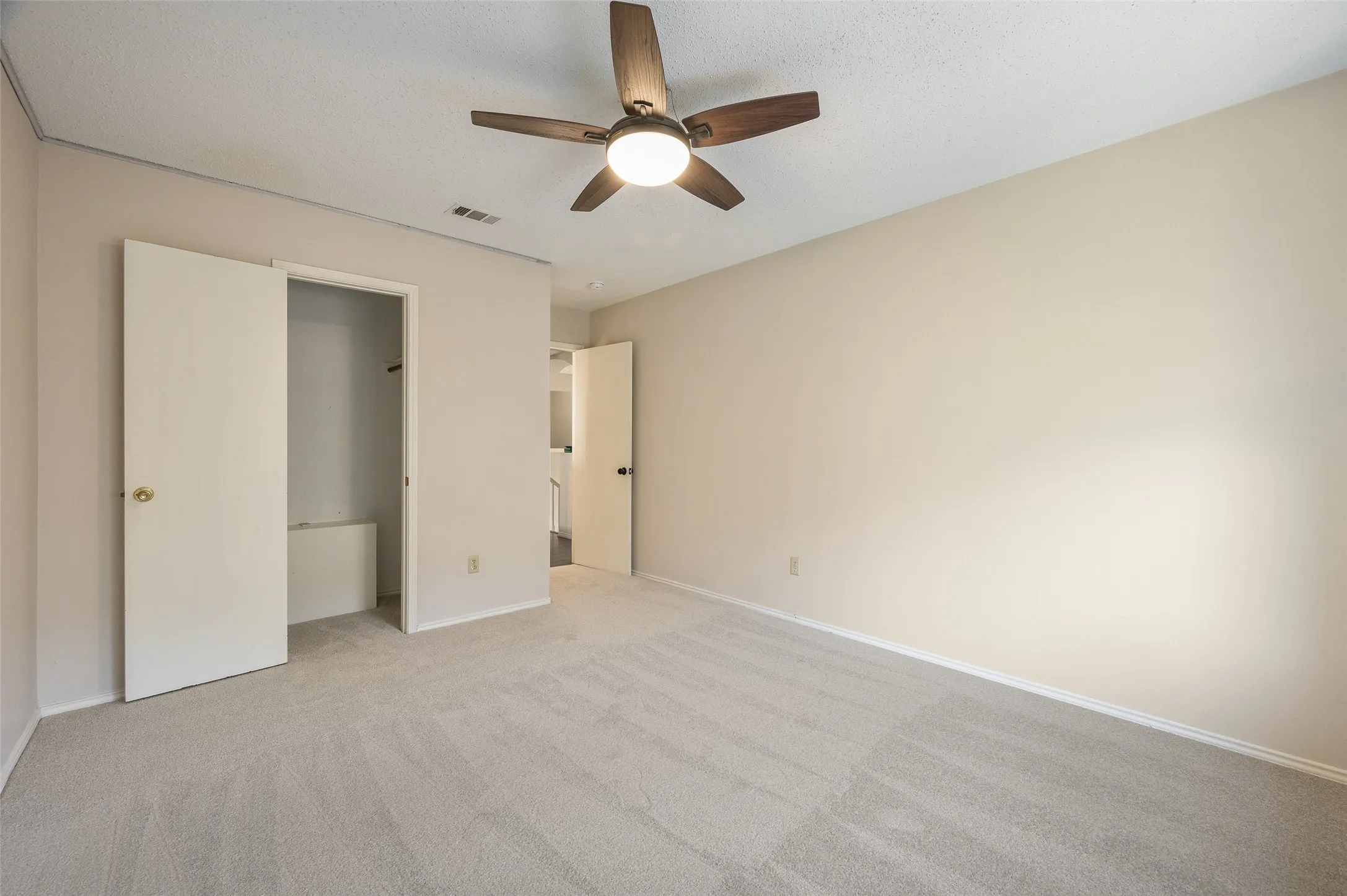 Single Family Residence For Sale in Denton County , 3510 Meadowview Drive, Corinth, Texas 76210, 4 Bedroom, 3 Bathroom, 2 Garage spaces, 4,007 Sqft, built in 1995, mls#21402213, Real Estate Agent in Corinth, Homes For Sale in Denton county, Homes For Sale in Corinth, Realtor in Corinth Texas, Real Estate Brokerage Independent Realty Texas, Luminita Cordes Realtor