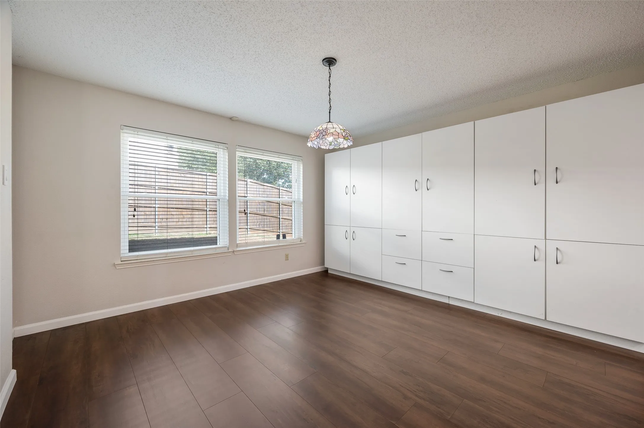 Single Family Residence For Sale in Denton County , 3510 Meadowview Drive, Corinth, Texas 76210, 4 Bedroom, 3 Bathroom, 2 Garage spaces, 4,007 Sqft, built in 1995, mls#21402213, Real Estate Agent in Corinth, Homes For Sale in Denton county, Homes For Sale in Corinth, Realtor in Corinth Texas, Real Estate Brokerage Independent Realty Texas, Luminita Cordes Realtor