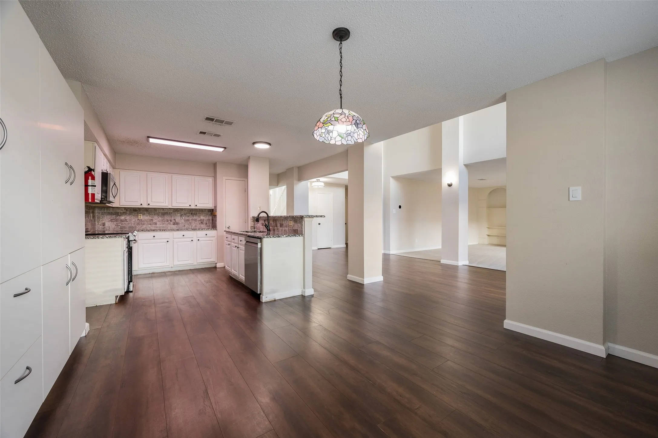Single Family Residence For Sale in Denton County , 3510 Meadowview Drive, Corinth, Texas 76210, 4 Bedroom, 3 Bathroom, 2 Garage spaces, 4,007 Sqft, built in 1995, mls#21402213, Real Estate Agent in Corinth, Homes For Sale in Denton county, Homes For Sale in Corinth, Realtor in Corinth Texas, Real Estate Brokerage Independent Realty Texas, Luminita Cordes Realtor