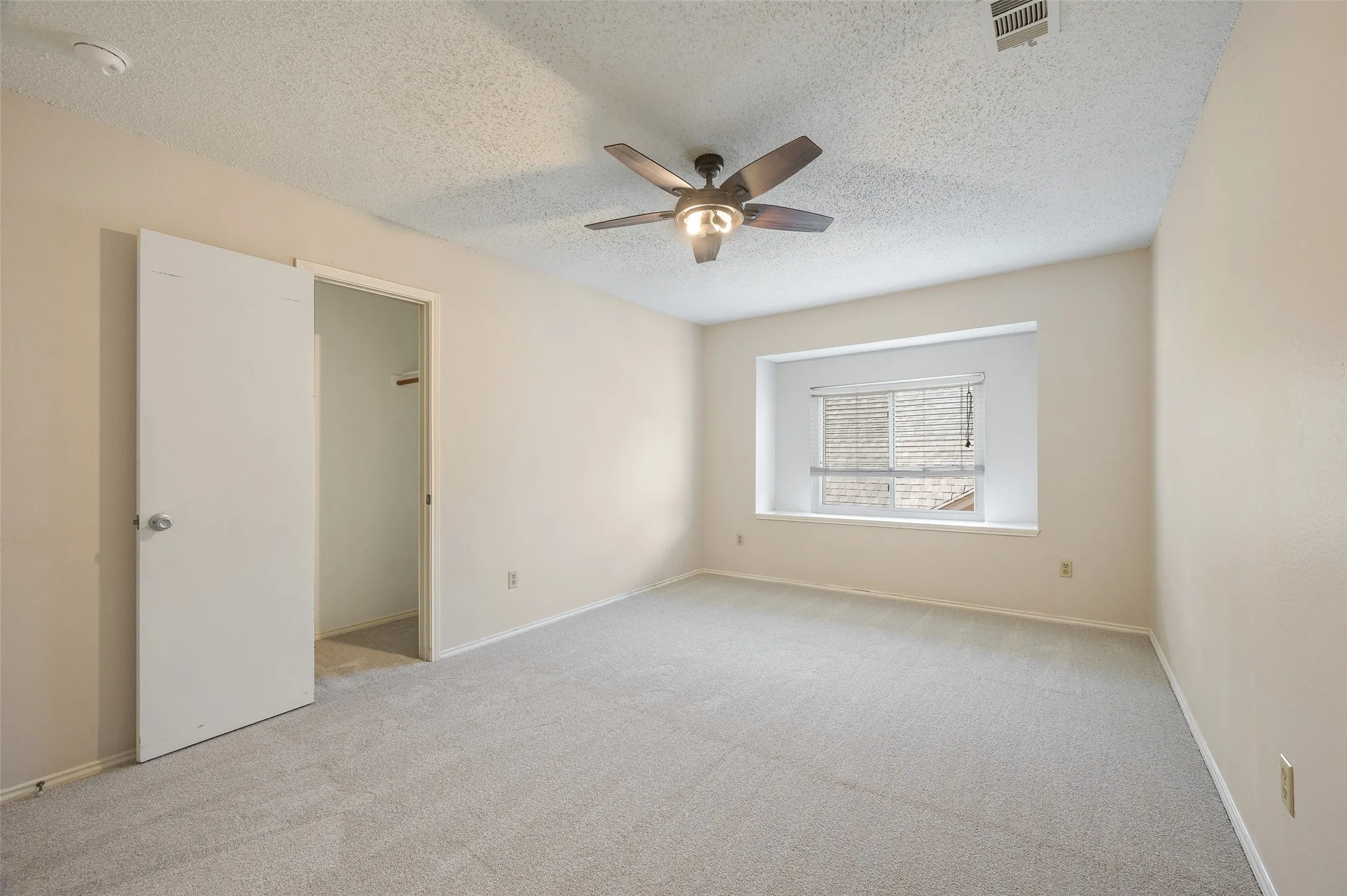 Single Family Residence For Sale in Denton County , 3510 Meadowview Drive, Corinth, Texas 76210, 4 Bedroom, 3 Bathroom, 2 Garage spaces, 4,007 Sqft, built in 1995, mls#21402213, Real Estate Agent in Corinth, Homes For Sale in Denton county, Homes For Sale in Corinth, Realtor in Corinth Texas, Real Estate Brokerage Independent Realty Texas, Luminita Cordes Realtor