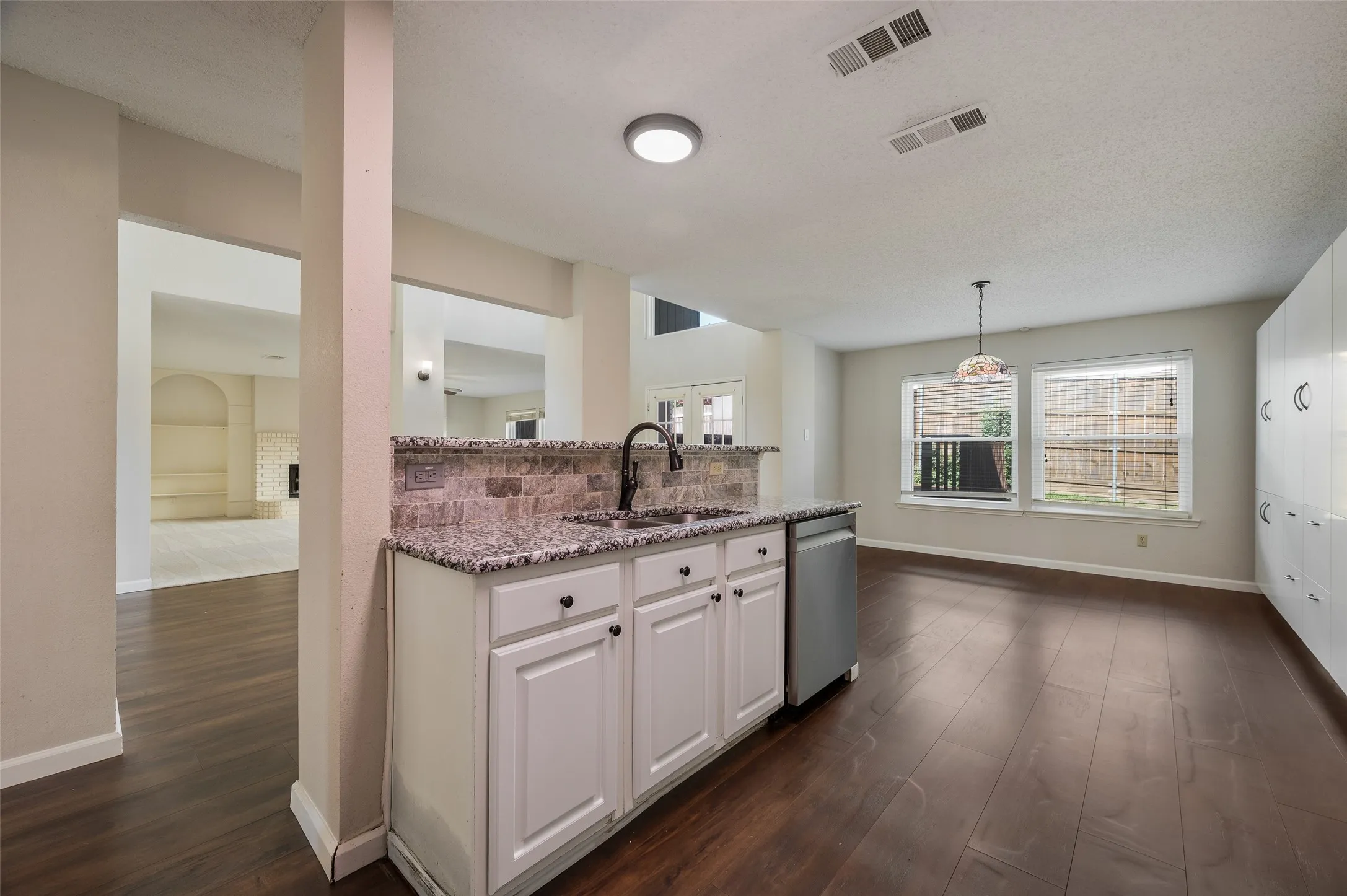Single Family Residence For Sale in Denton County , 3510 Meadowview Drive, Corinth, Texas 76210, 4 Bedroom, 3 Bathroom, 2 Garage spaces, 4,007 Sqft, built in 1995, mls#21402213, Real Estate Agent in Corinth, Homes For Sale in Denton county, Homes For Sale in Corinth, Realtor in Corinth Texas, Real Estate Brokerage Independent Realty Texas, Luminita Cordes Realtor